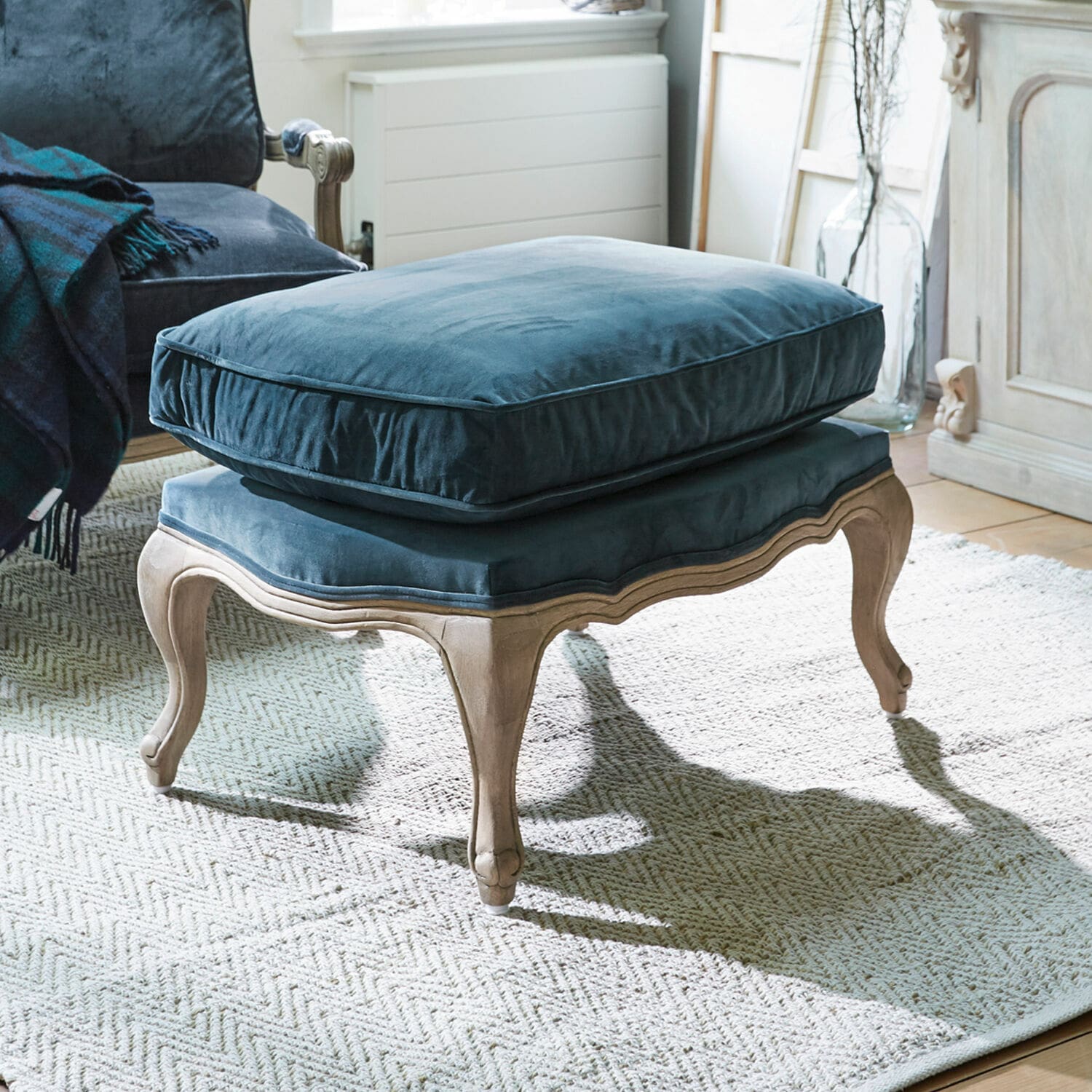 Hocker Corlay Fußhocker mit Holzrahmen und weichem blauem Samtkissen im Vintage-Stil für Wohnzimmer