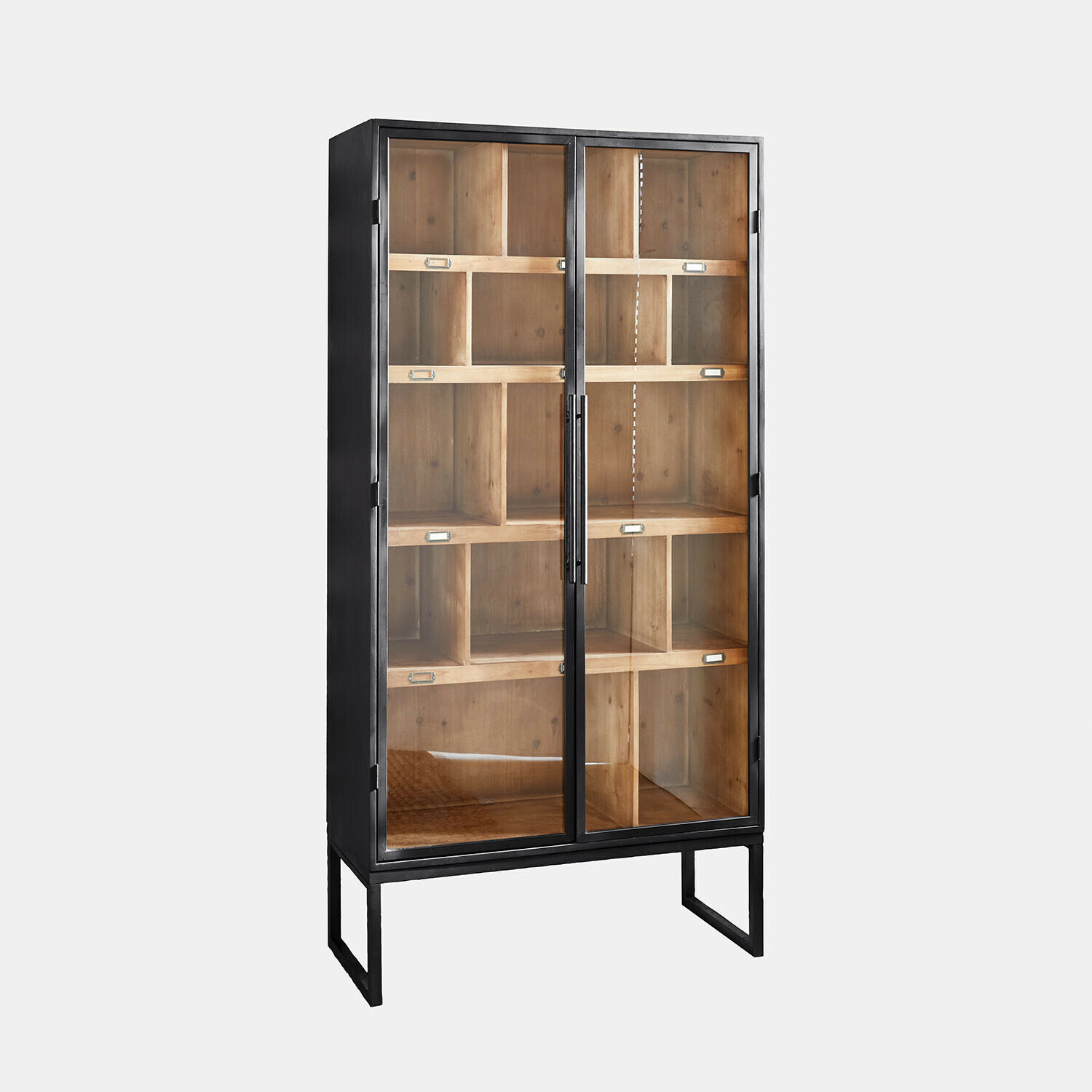 Schrank Fenwicke Vitrine aus schwarzem Metall und Holz mit Glastüren und Regalfächern zur Aufbewahrung