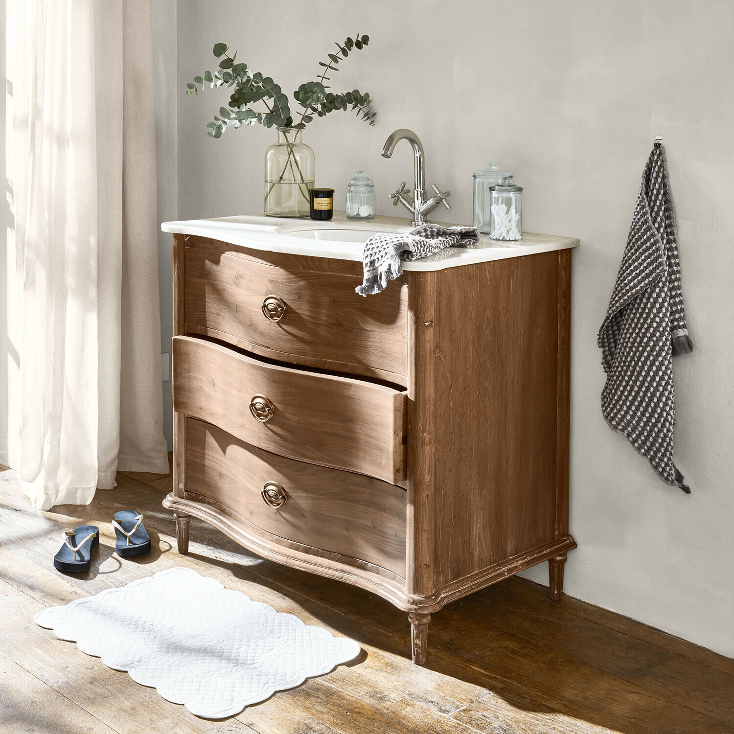 Waschtisch Joravelle Holz-Badezimmerschrank mit weißer Arbeitsplatte und verchromtem Wasserhahn, Vintage-Stil, Dekorationen und Handtuch