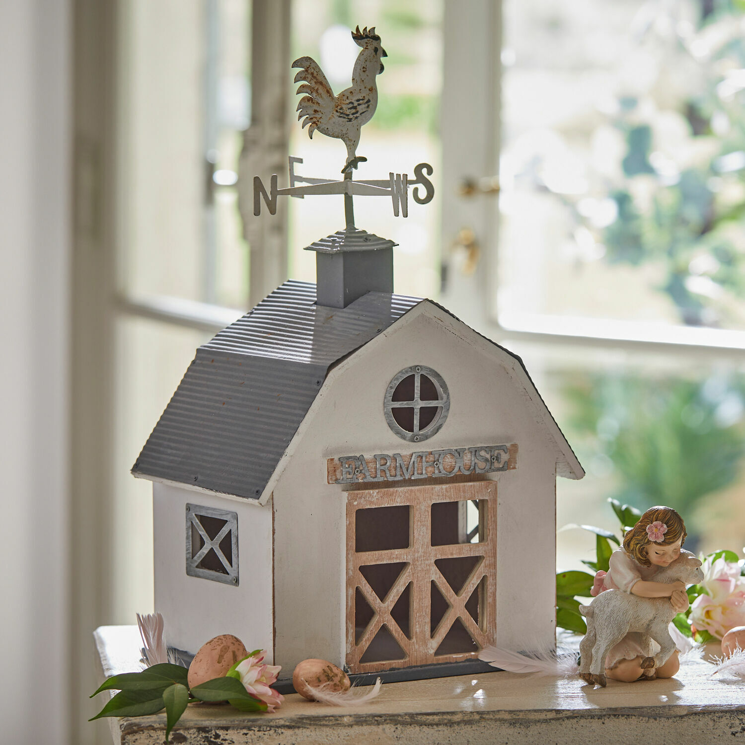 Dekoratives weißes Metallhaus mit Wetterhahn und Schriftzug Farmhouse, rustikaler Landhausstil