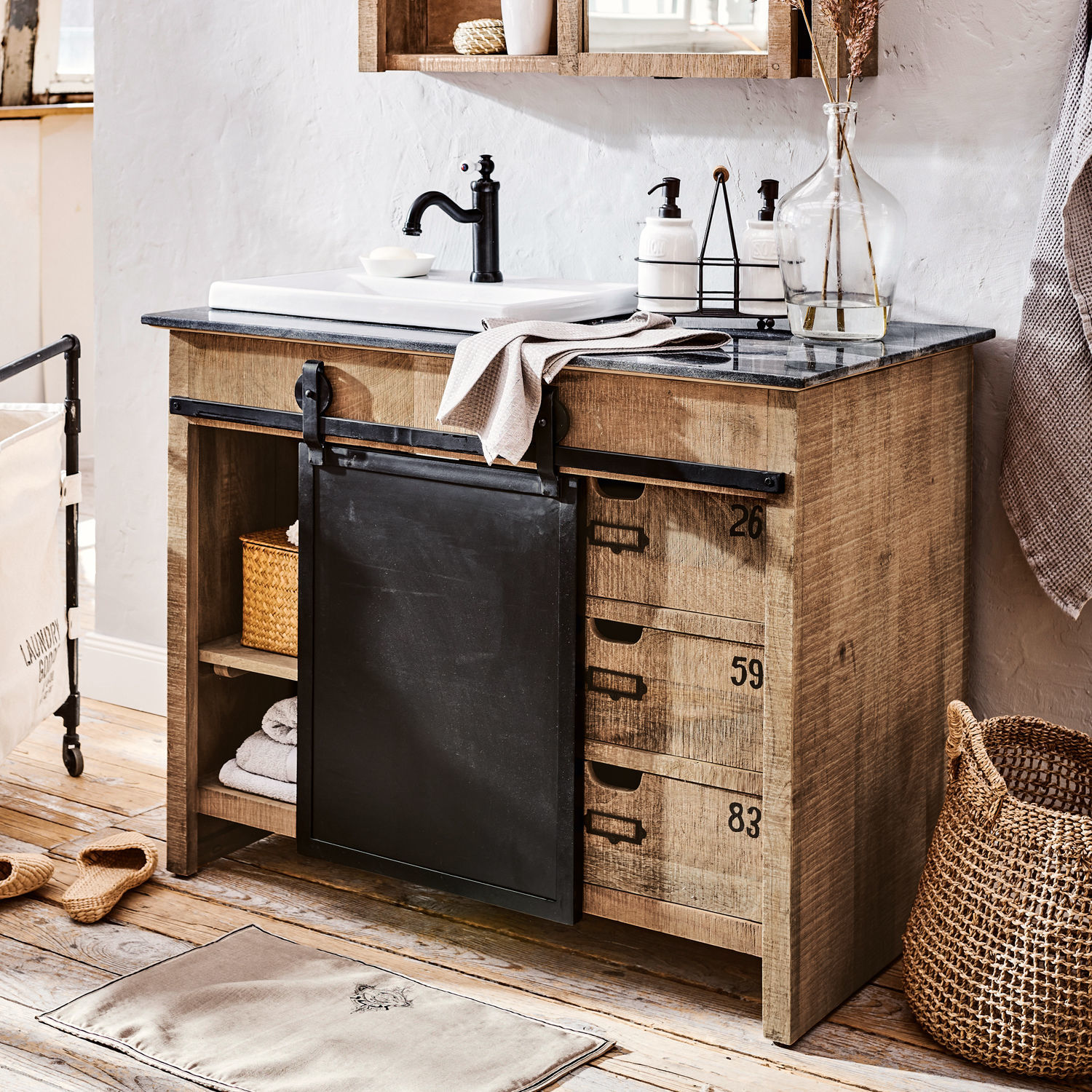 Waschtisch Taylors Island Holz-Badezimmerschrank mit schwarzer Metall-Schiebetür und schwarzem Wasserhahn im Industrie-Stil