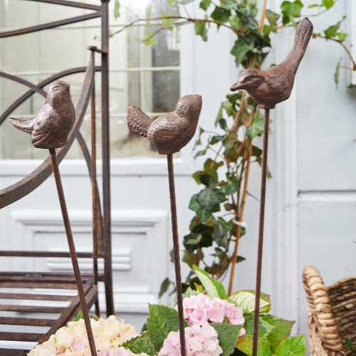 Dekorative braune Metallvögel auf Stäben für Garten oder Blumentöpfe