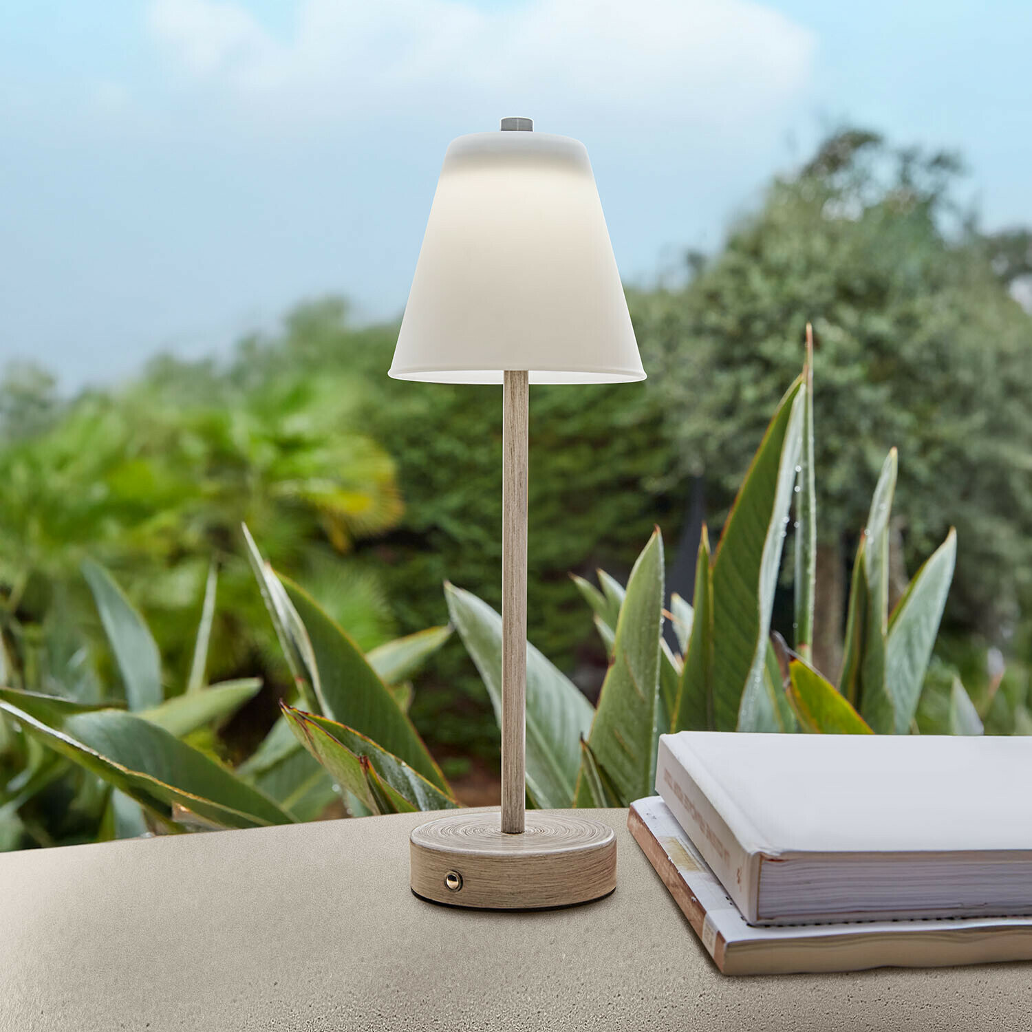 Wiederaufladbare Tischlampe Melari Tischlampe aus hellem Holz mit weißem Lampenschirm, ideal zum Lesen und Dekorieren