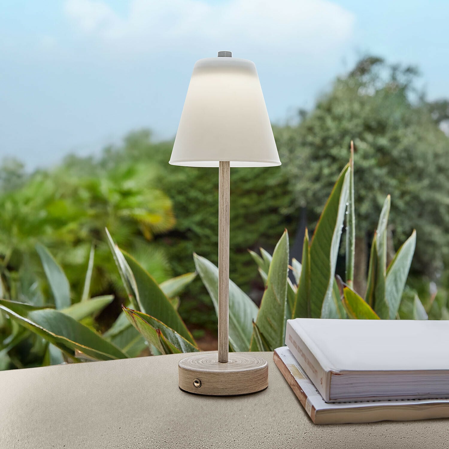 Wiederaufladbare Tischlampe Melari Tischlampe aus hellem Holz mit weißem Lampenschirm, ideal zum Lesen und Dekorieren