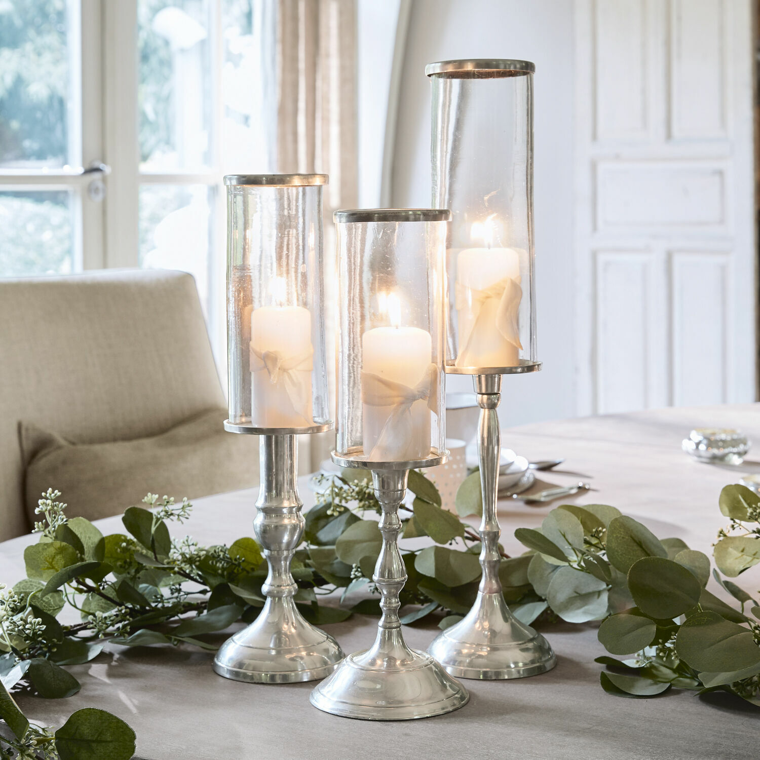 Kerzenständer 3er Set Vitia Drei silberne Kerzenhalter aus Glas und Metall mit weißen Kerzen als Tischdekoration