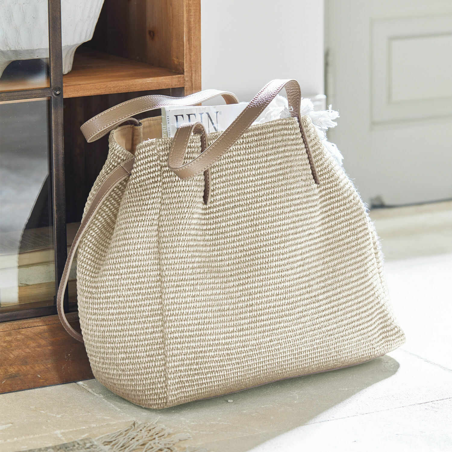 Tasche Treffrin Beige Tasche aus gewebtem Material mit braunen Ledergriffen, stilvolle Einkaufstasche