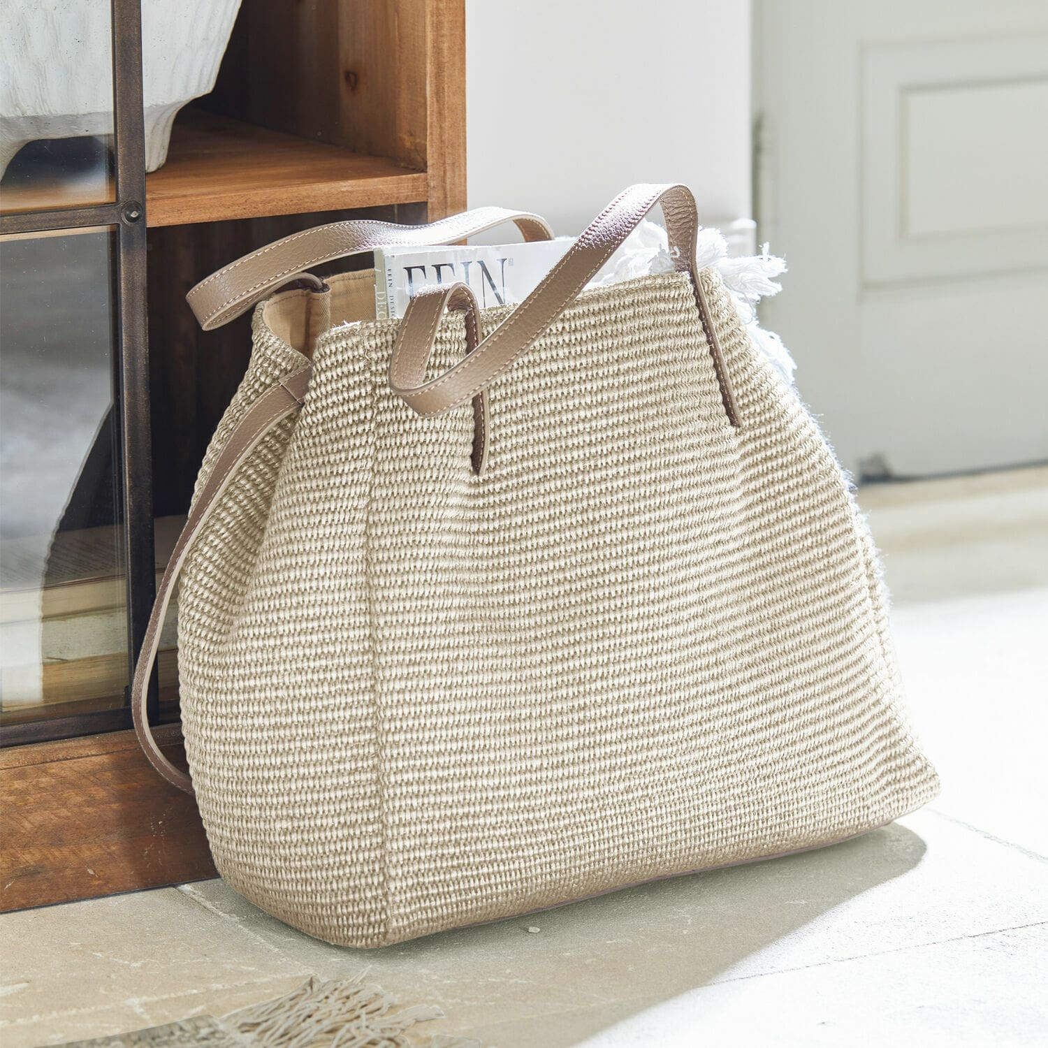 Tasche Treffrin Beige Tasche aus gewebtem Material mit braunen Ledergriffen, stilvolle Einkaufstasche