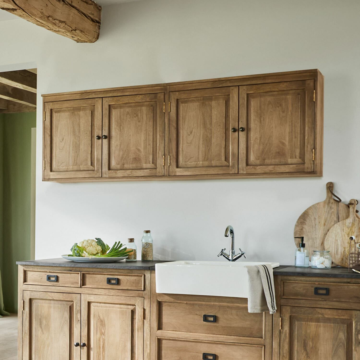 Hängeschrank Montégut Küche mit Holzschränken und weißem Keramikspülbecken, natürliche Holzmöbel und modernes Design