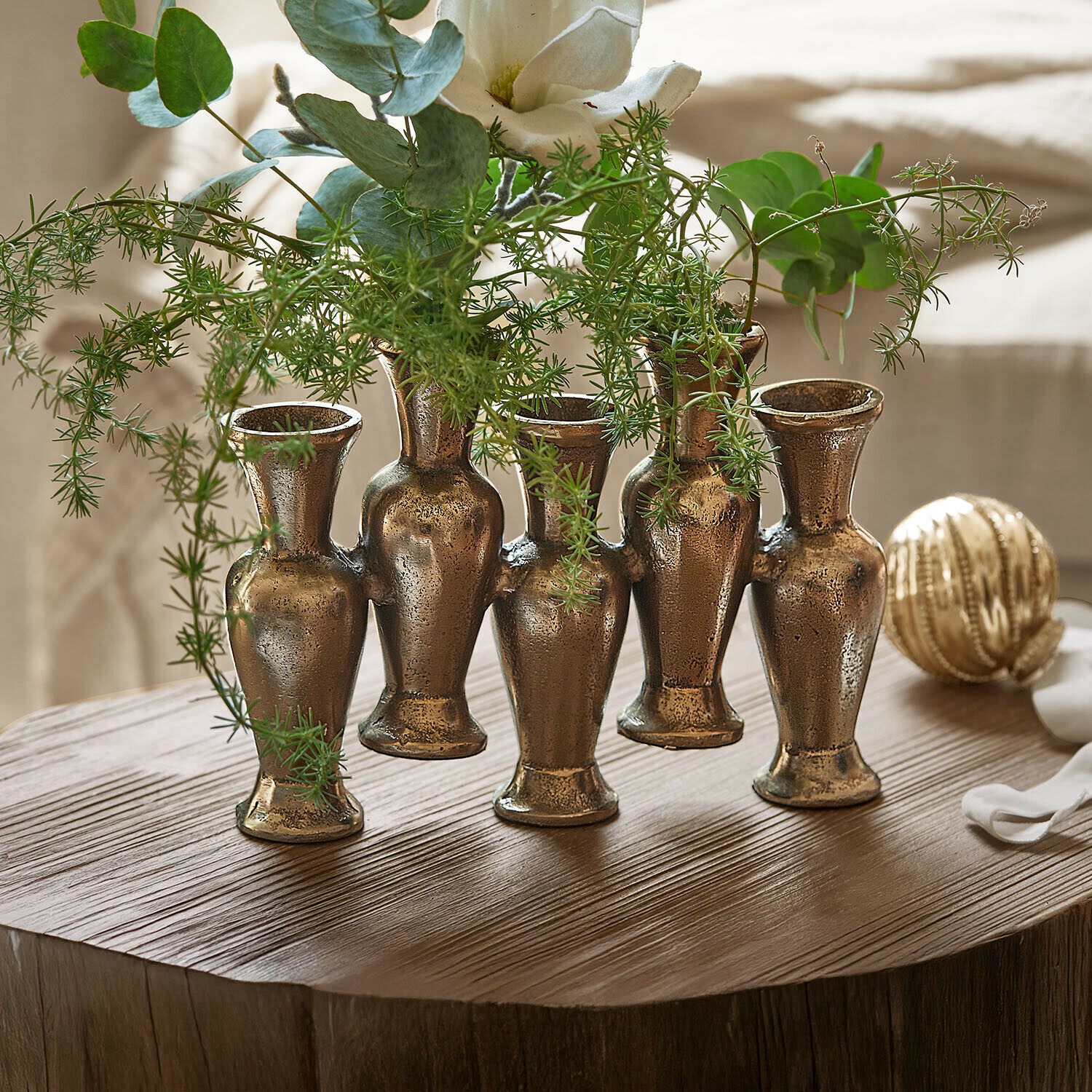 Vase Soretta Dekorativer Messingvase mit fünf verbundenen Gefäßen für grüne Pflanzen auf Holztisch