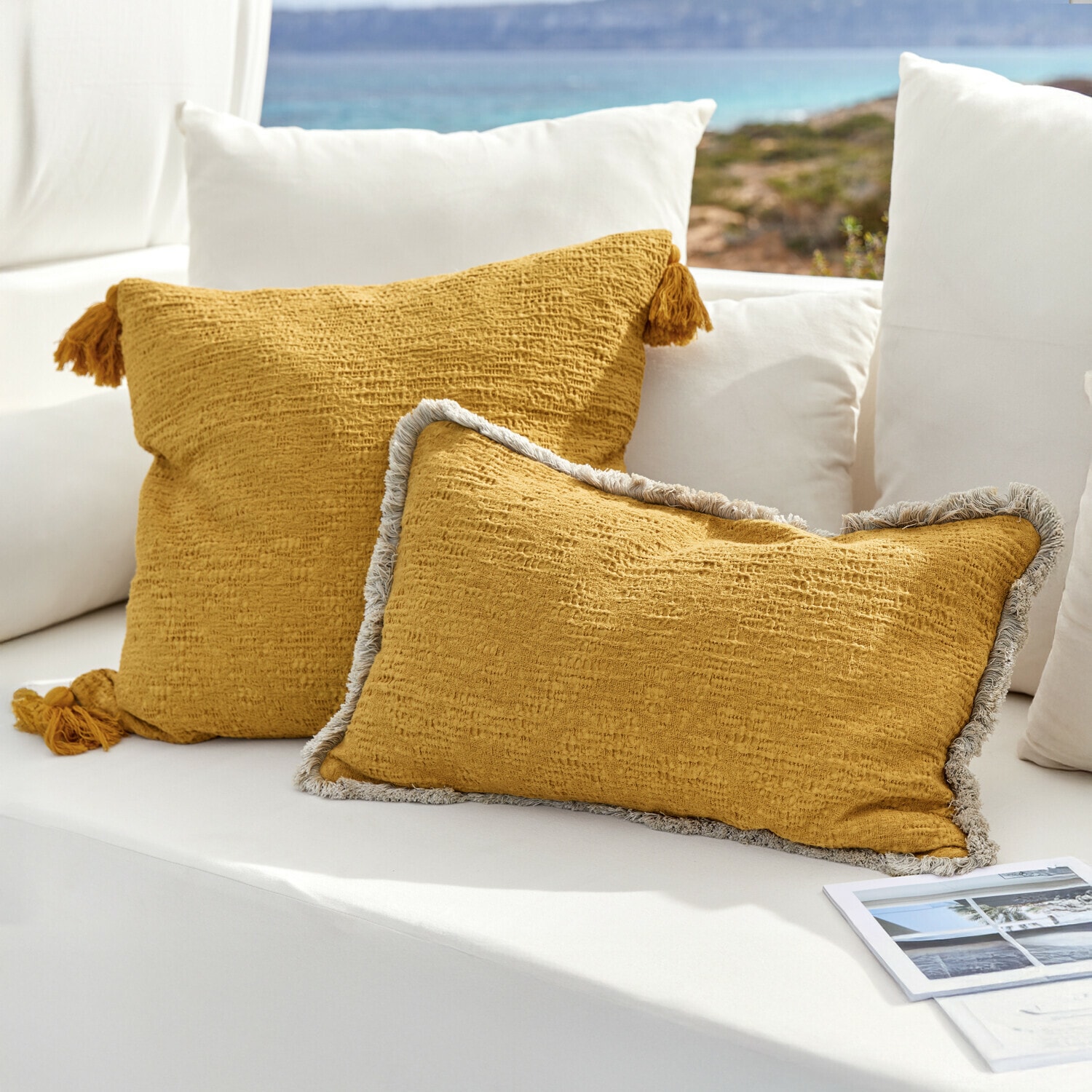 Kissenhülle 2er Set Rabea Gelbe dekorative Kissen aus Stoff auf weißem Sofa, stilvolle Wohn- und Gartendekoration