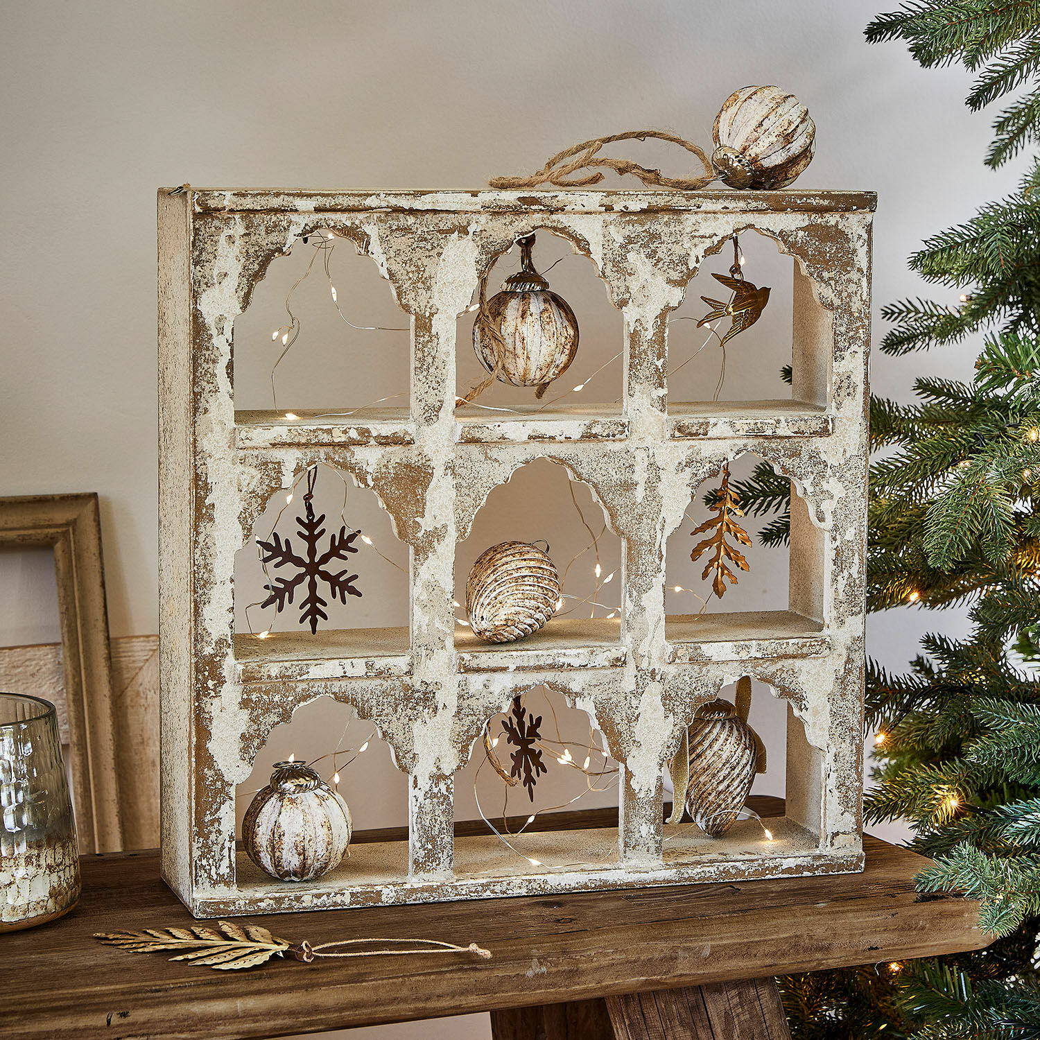 Wandorganizer Lorinique Rustikale Holzdeko mit weißem Used-Look und LED-Weihnachtsschmuck auf Holztisch