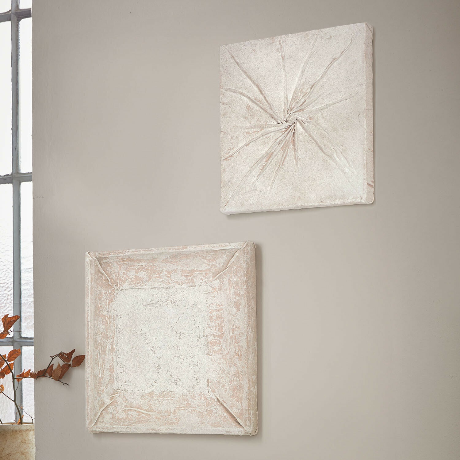 Bild 2er Set Whittfield Dekorative quadratische Wandpaneele aus hellem Stein mit Stoffstruktur für modernes Interieur