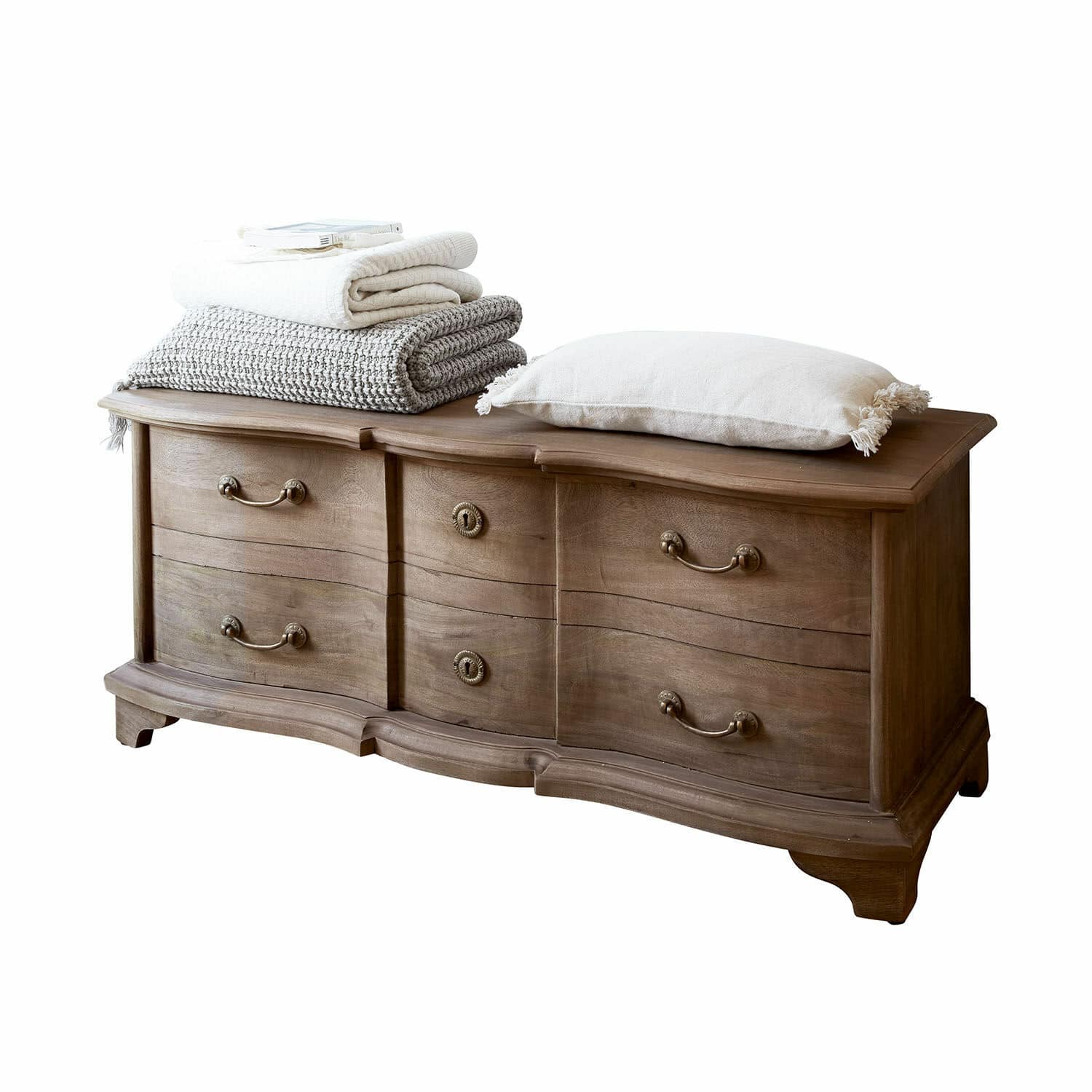 Truhe Aiguillon Holzkommode mit wellenförmigen Fronten und Metallgriffen, dekoriert mit Kissen und Decken