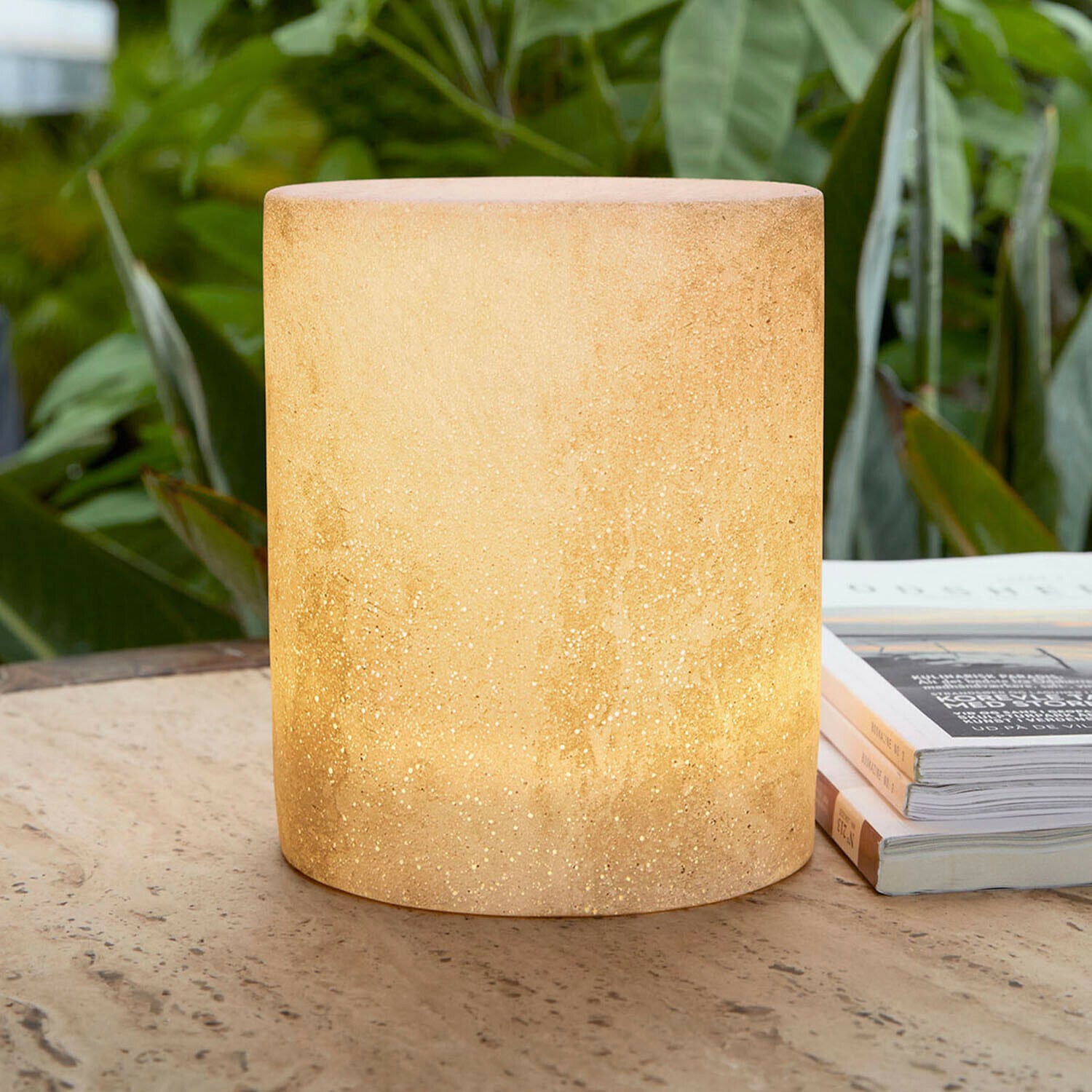 Wiederaufladbare LED-Lampe Marévos Zylindrische Tischleuchte aus mattiertem Glas in warmem Beige für Terrasse oder Balkon
