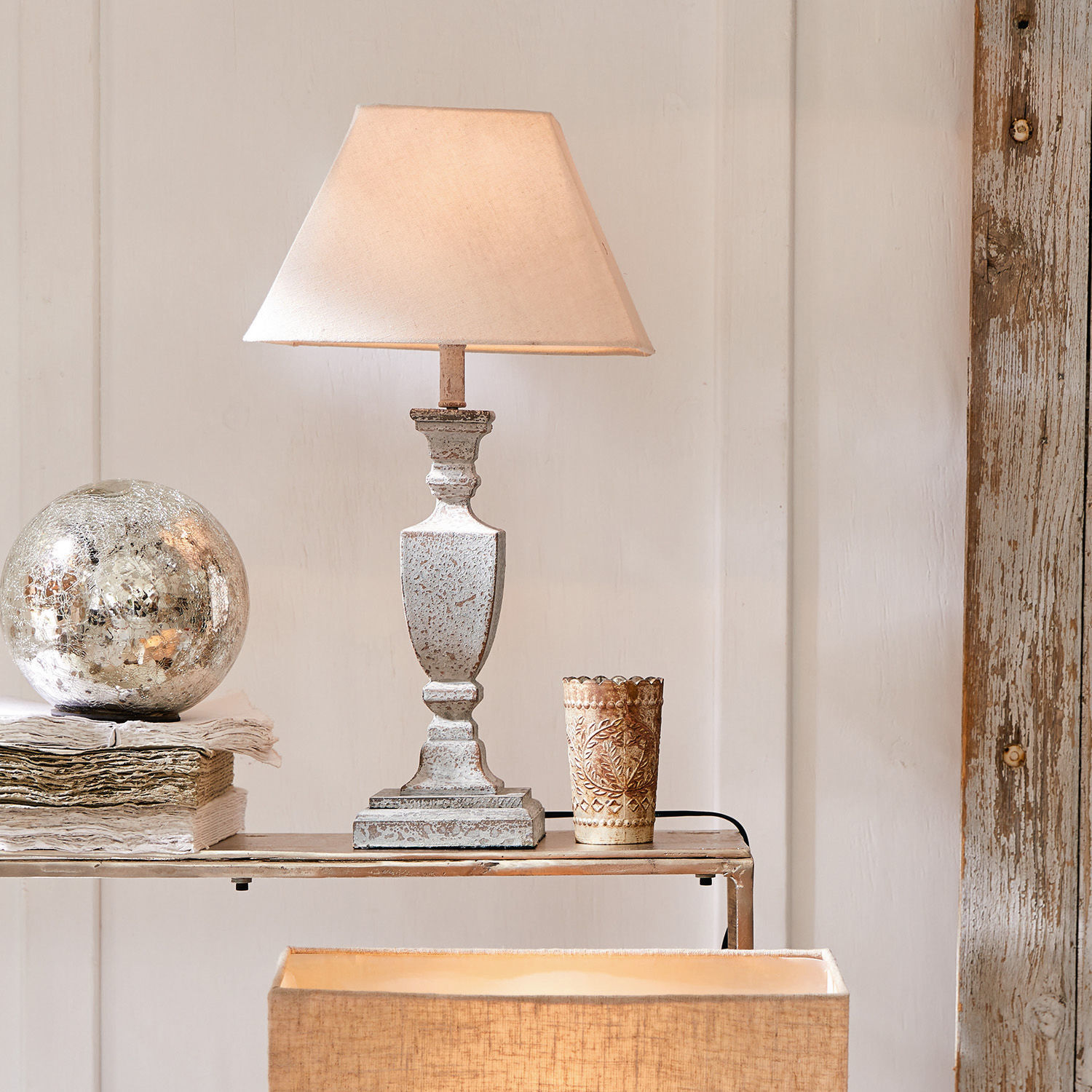 Tischlampe Gorham Tischlampe aus weißem Metall mit beigem Lampenschirm im Vintage-Stil für Wohnraumdeko