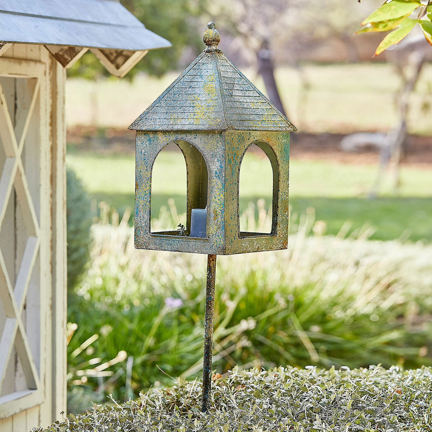 Vogelhaus Vallorin Metall-Gartenlaterne im Vintage-Stil mit grüner und gelber Patina, dekorative Außenbeleuchtung