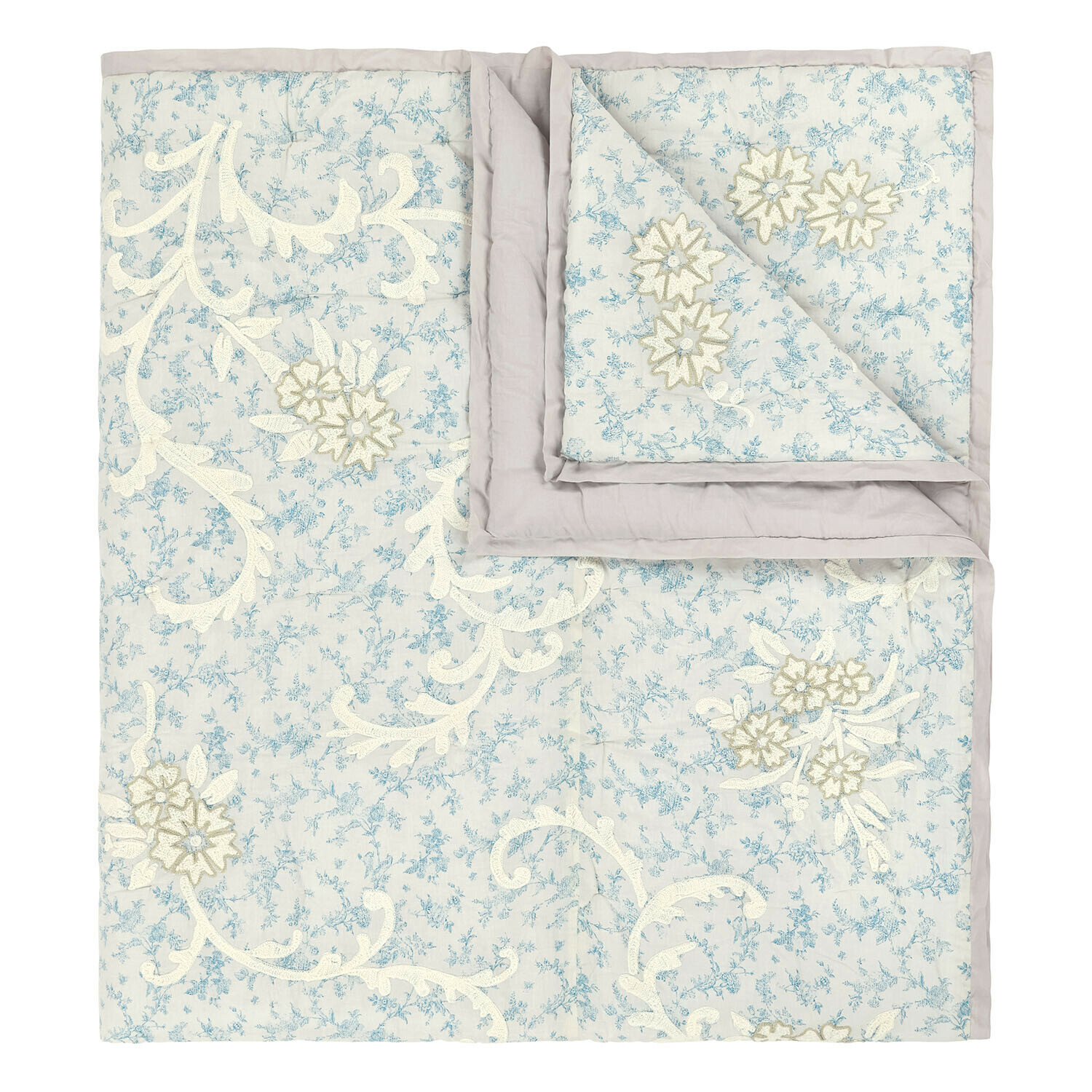 Zarte Baumwoll-Steppdecke in Hellblau mit cremefarbenen Blumenstickereien, dekorative Bettwäsche