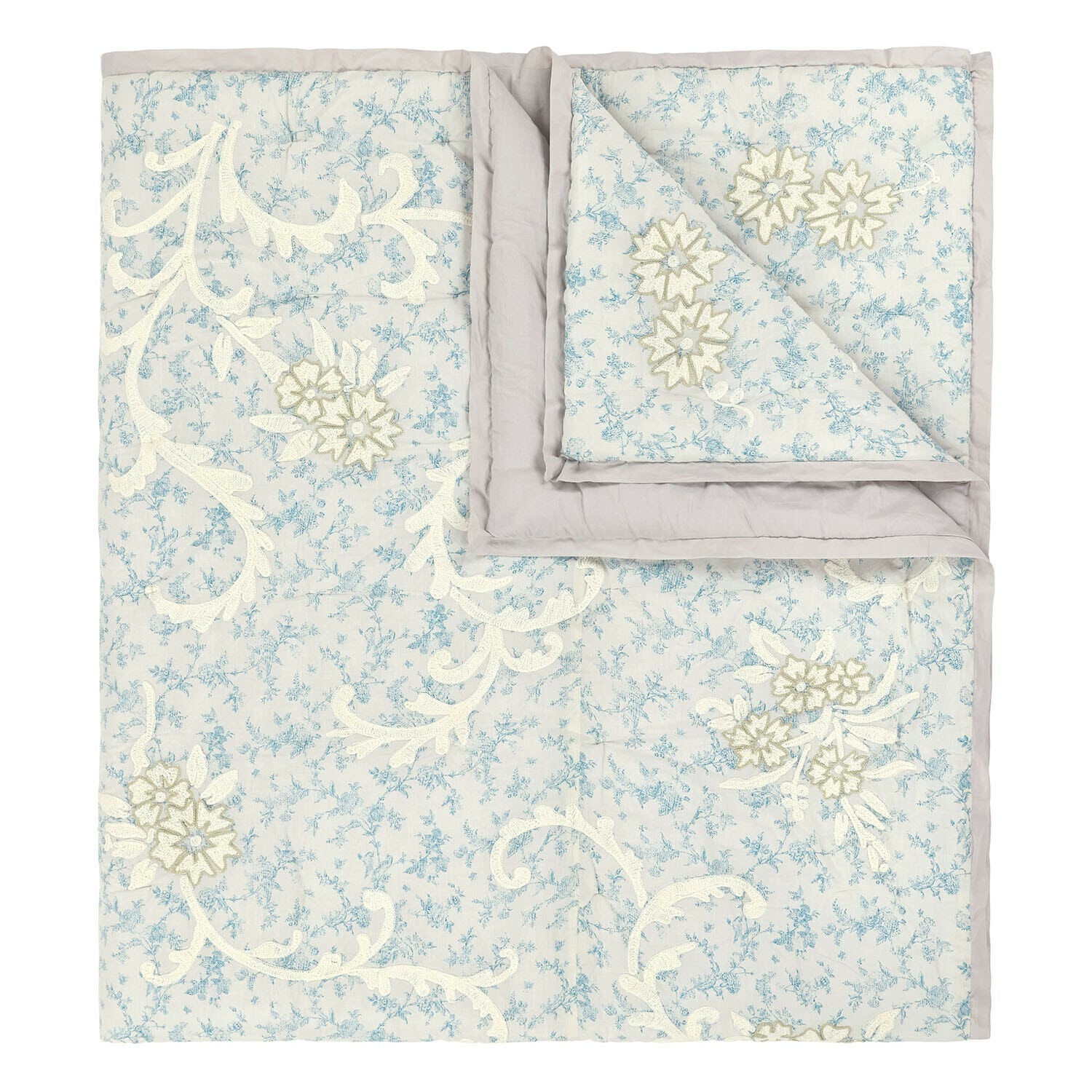 Quilt Rocaille Étoilée Zarte Baumwoll-Steppdecke in Hellblau mit cremefarbenen Blumenstickereien, dekorative Bettwäsche