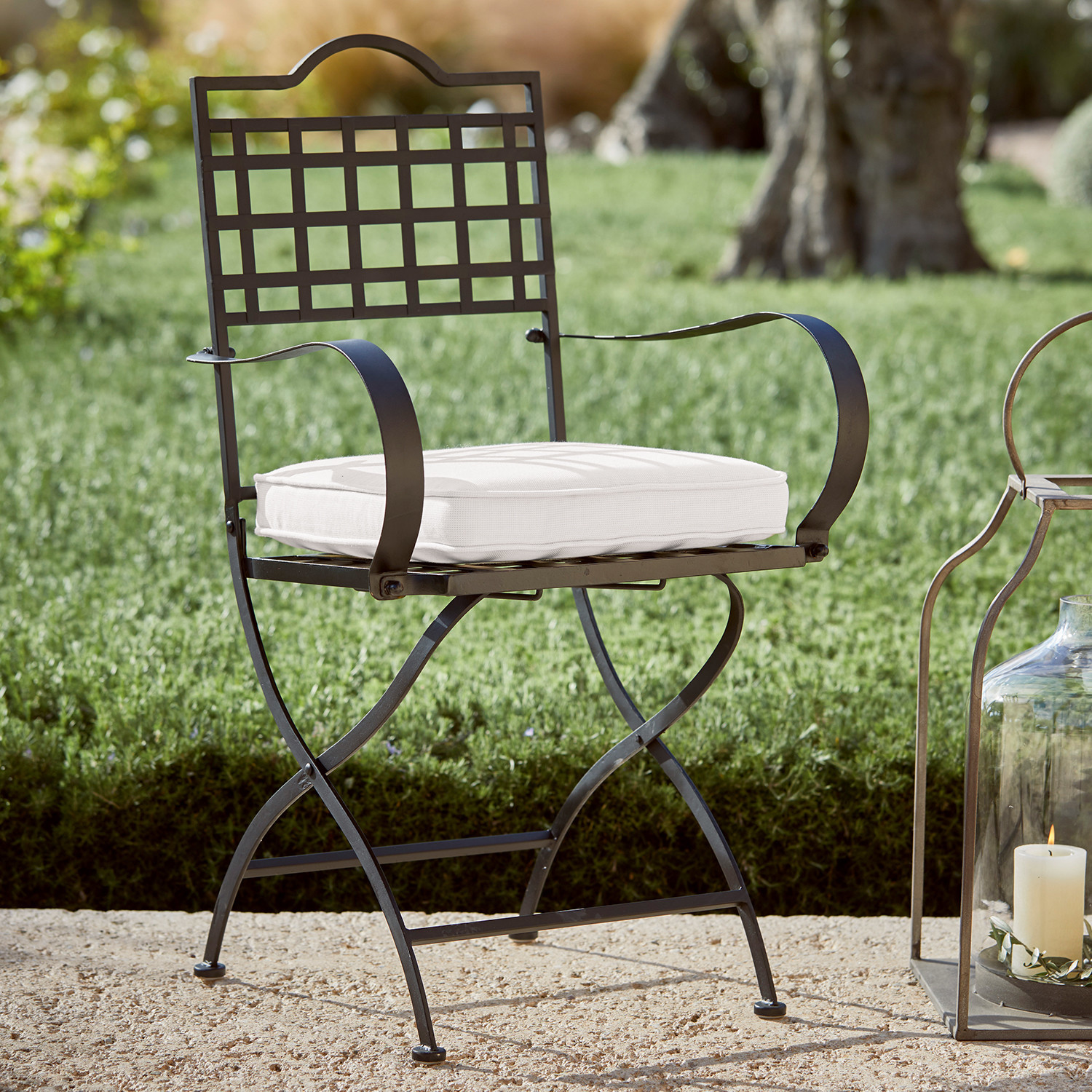 Sitzkissen Pelagia Schwarzer Metall-Gartenstuhl mit weißem Sitzkissen, ideal für komfortables Sitzen im Freien