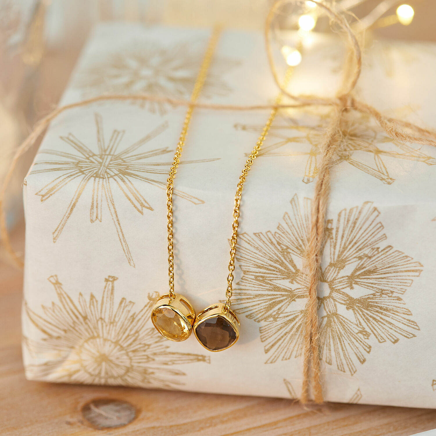 Halskette Ovique Goldene Halskette mit zwei Steinen auf Geschenk mit dekorativem Papier und Juteschnur