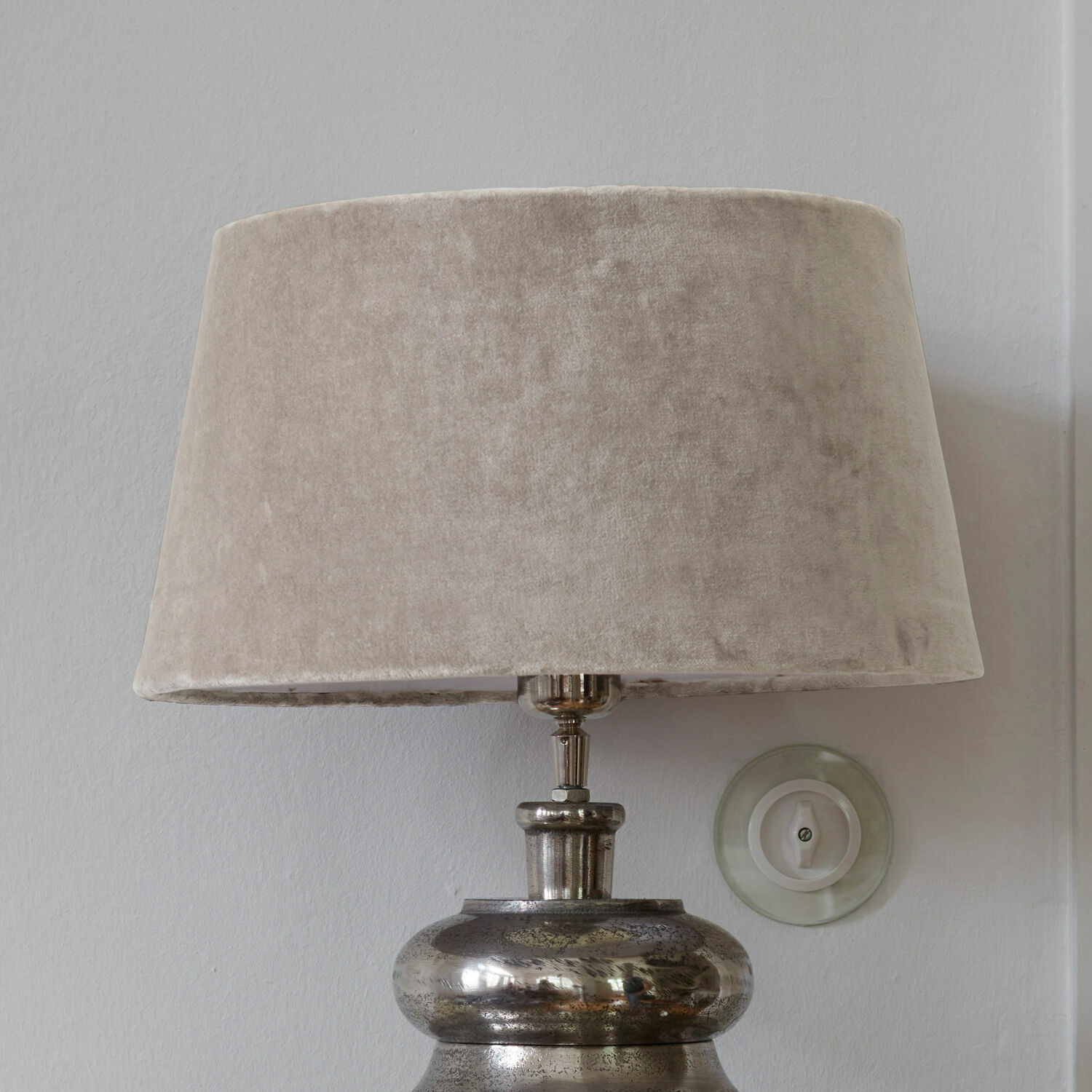 Lampenschirm Anfor Tischlampe mit Metallfuß und beigem Samtschirm für gemütliches Wohnzimmerlicht