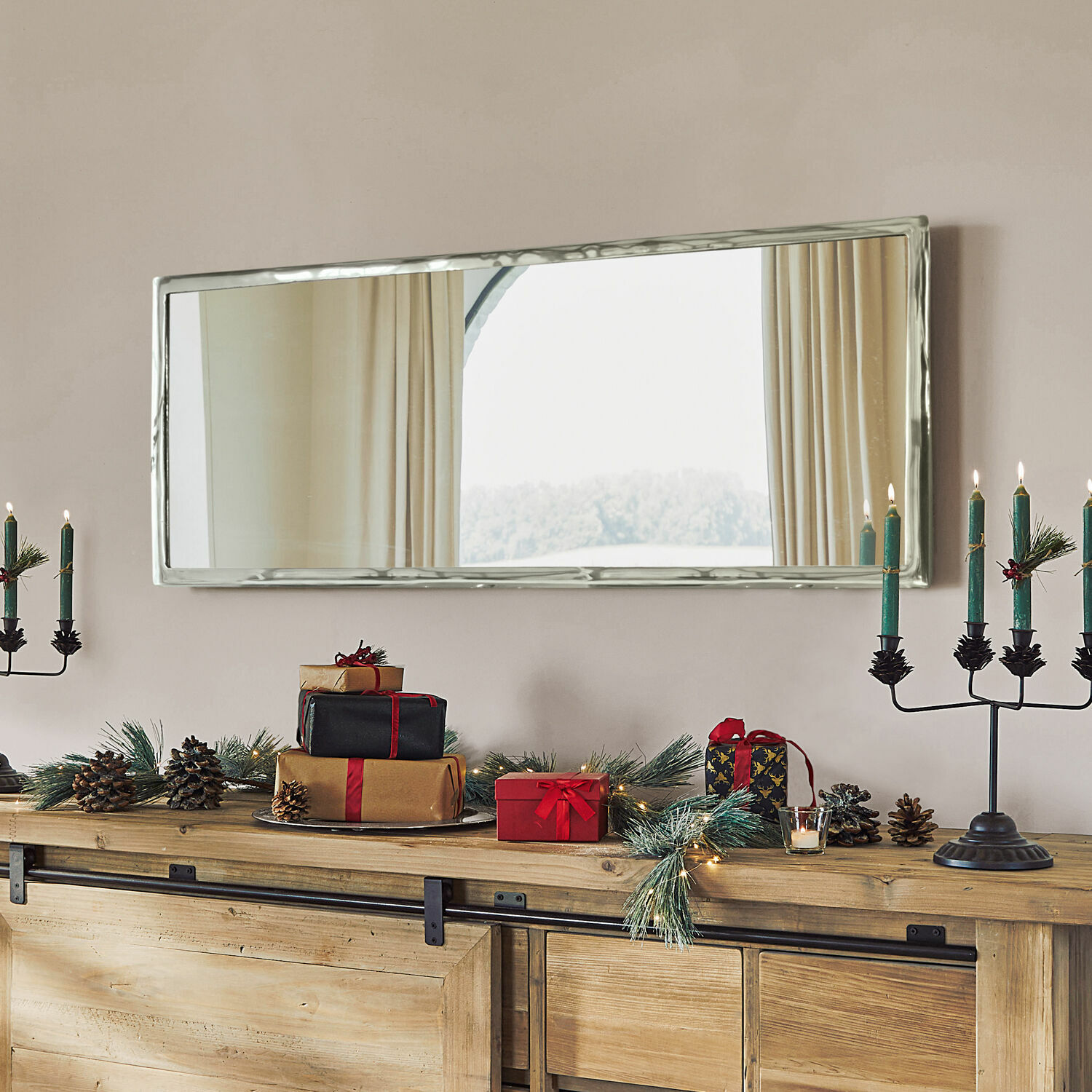 Spiegel Kaplin Rechteckiger Spiegel mit silbernem Metallrahmen über Holzkommode mit Weihnachtsdekoration
