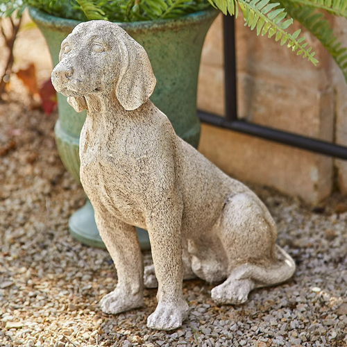 Beige Hundeskulptur aus Stein für den Garten, dekorative Außenfigur