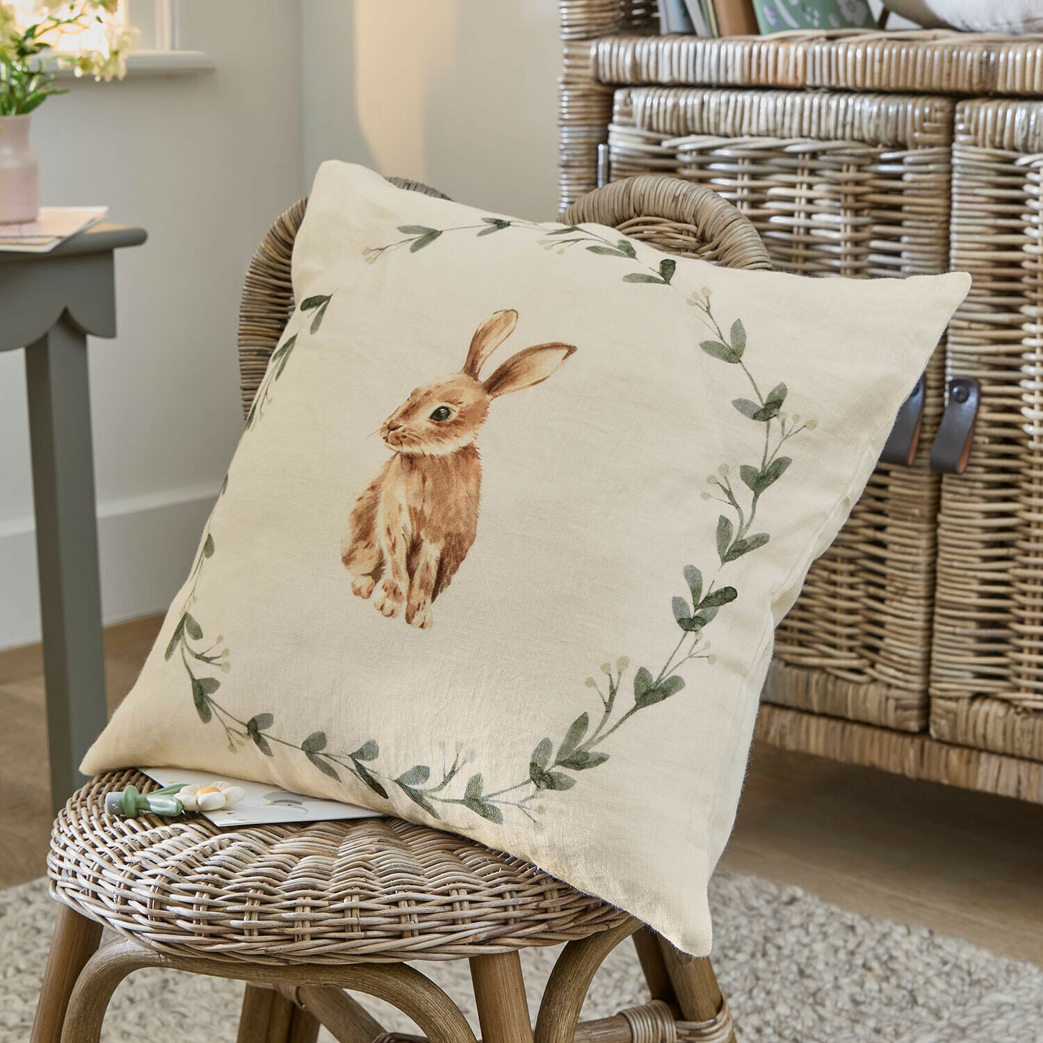 Kissenhülle Fuzzletop Beige Leinenkissen mit braunem Hasenmotiv und grünem Blätterkranz, gemütliche Wohnraumdeko