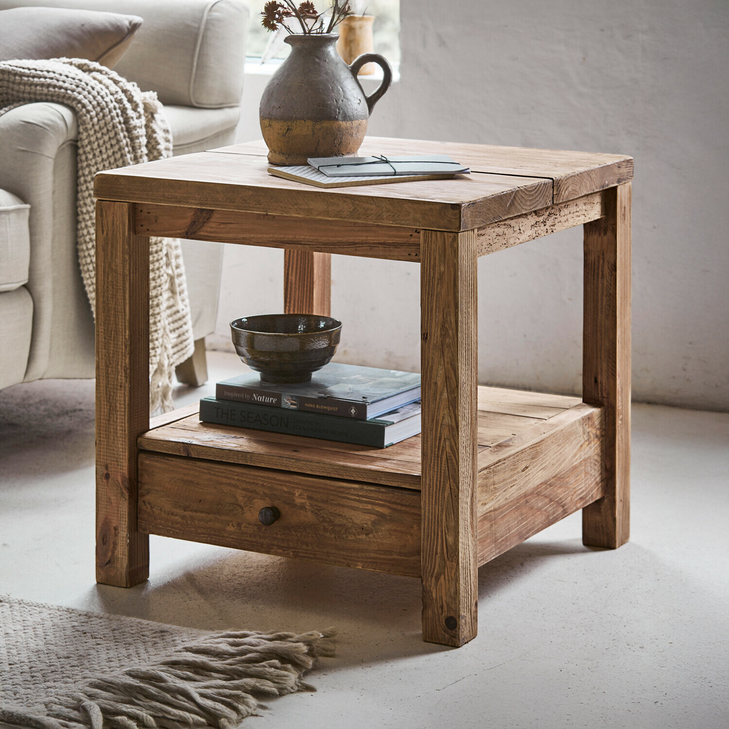 Beistelltisch Iven Quadratischer Couchtisch aus naturbelassenem Kiefernholz mit Schublade und Ablagefläche