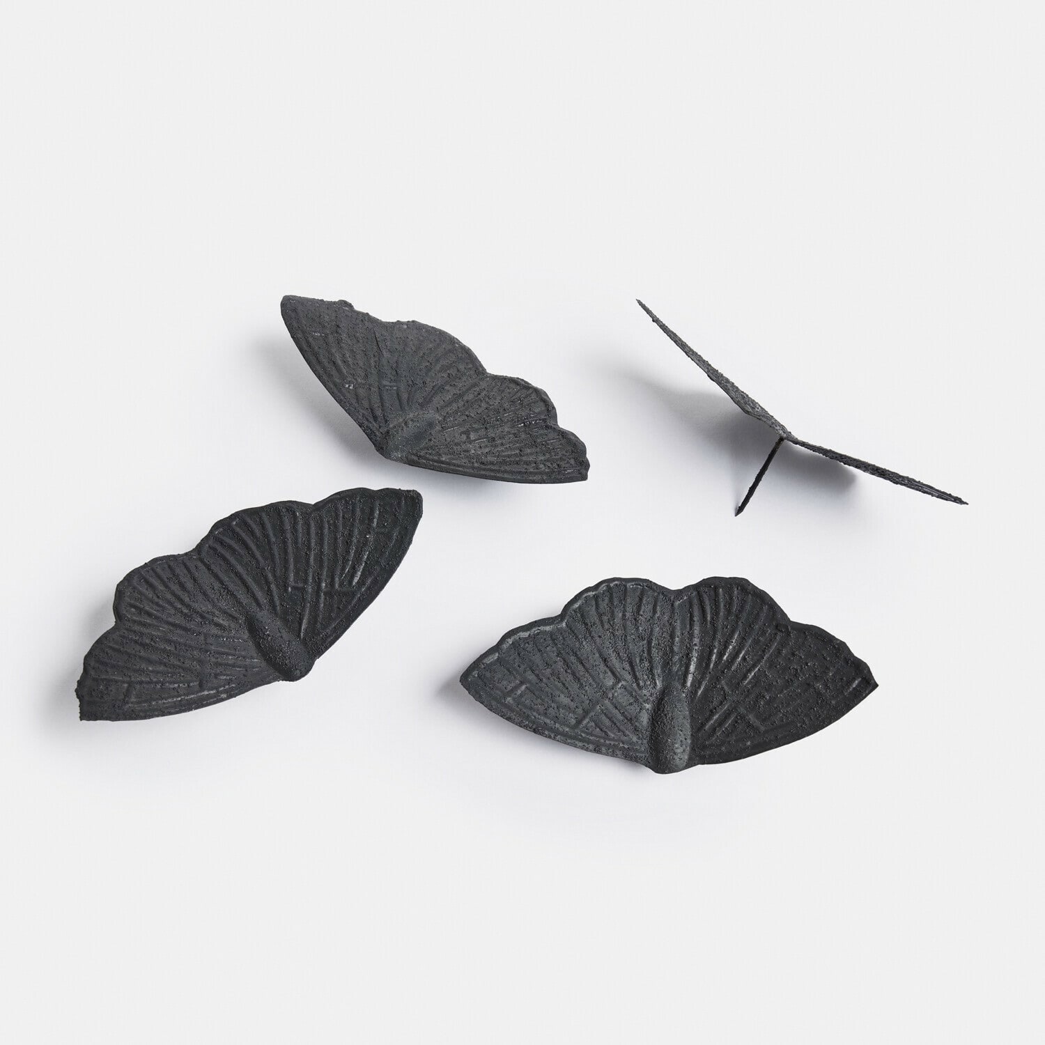 Deko-Pin 4er Set Orlenaith Vier schwarze dekorative Metall-Schmetterlinge mit Struktur, Wanddeko für Innen und Garten
