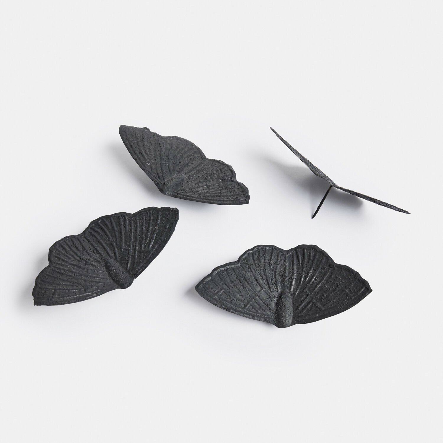 Deko-Pin 4er Set Orlenaith Vier schwarze dekorative Metall-Schmetterlinge mit Struktur, Wanddeko für Innen und Garten