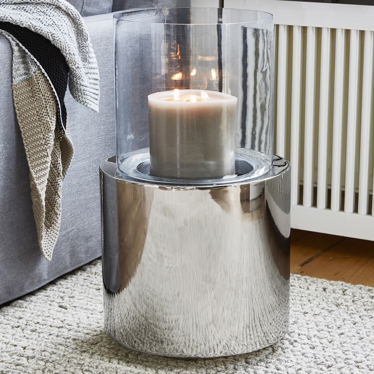 Moderner Kerzenhalter aus Edelstahl und Glas mit weißer Kerze, Wohnraumdekoration