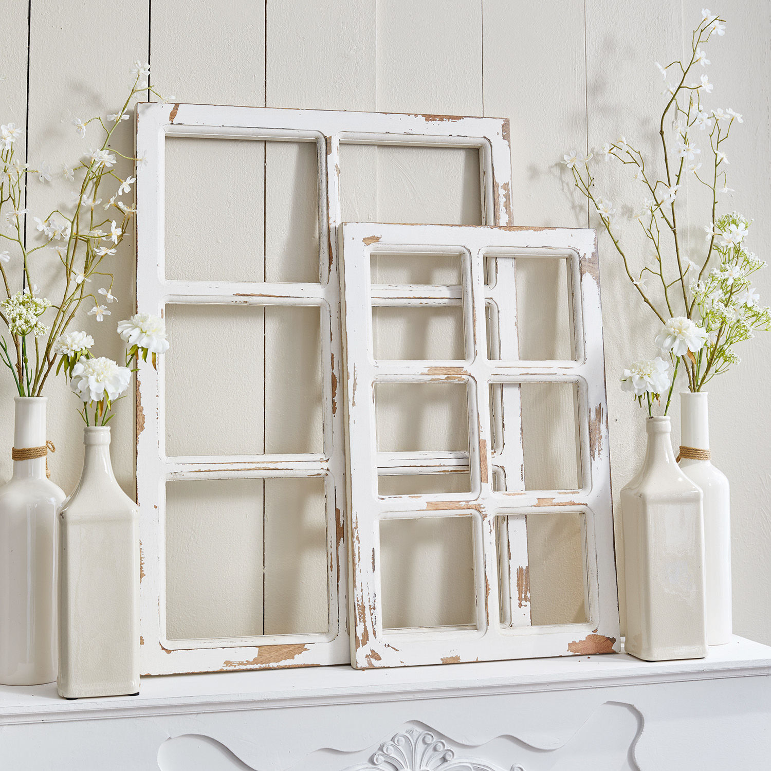 Deko-Fenster 2er Set Mael Coluim Weiße Holzfensterrahmen mit abblätternder Farbe im Vintage-Stil, dekoriert mit weißen Blumen