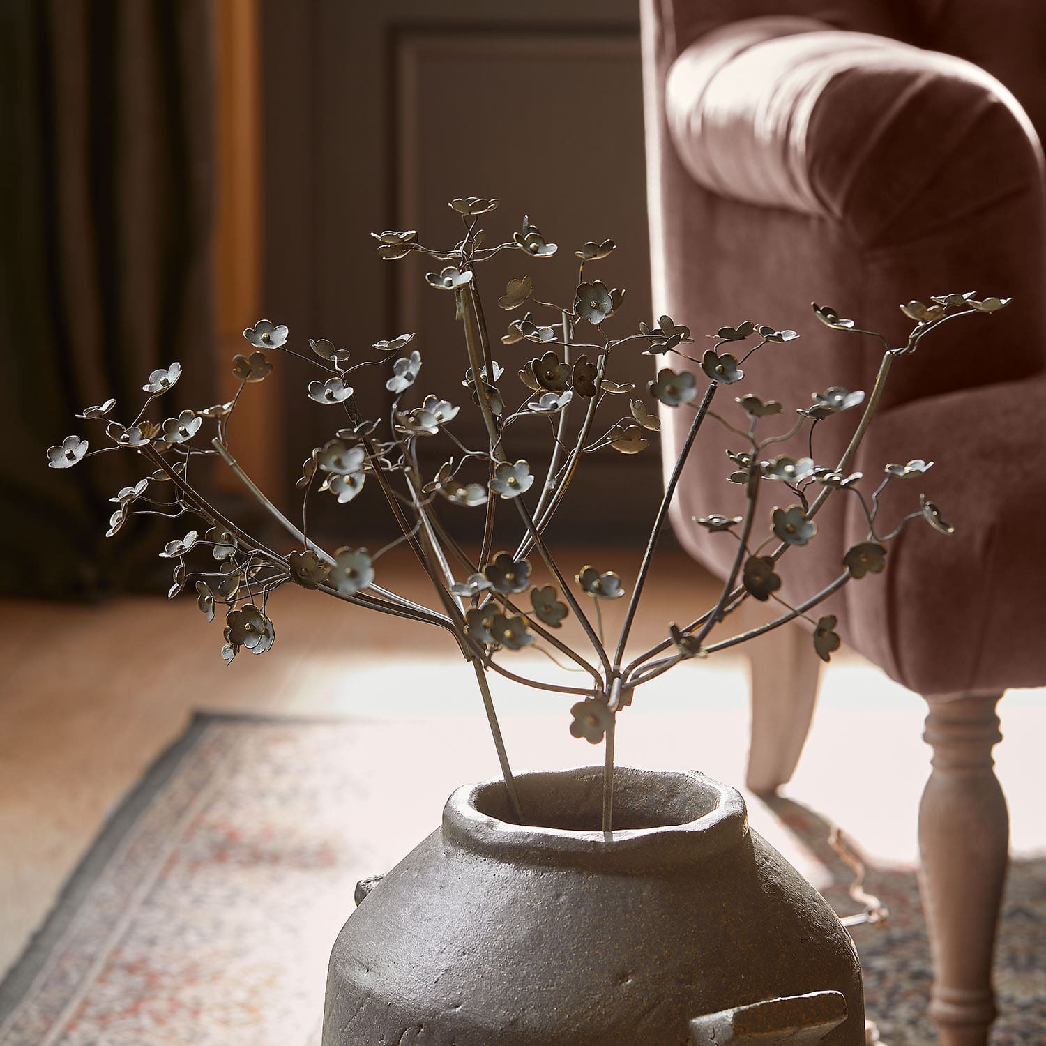 Keramikvase mit metallischen Zweigen und dekorativen Vintage-Blumen für Wohnzimmer
