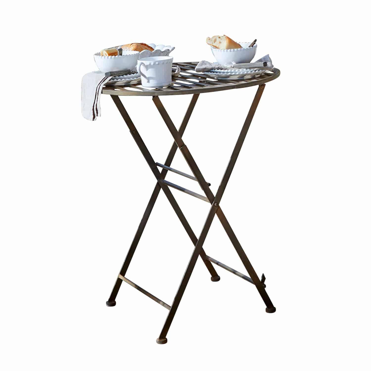 Tisch Brignoles Brauner klappbarer Metall-Gartentisch mit weißem Geschirr und Brot darauf