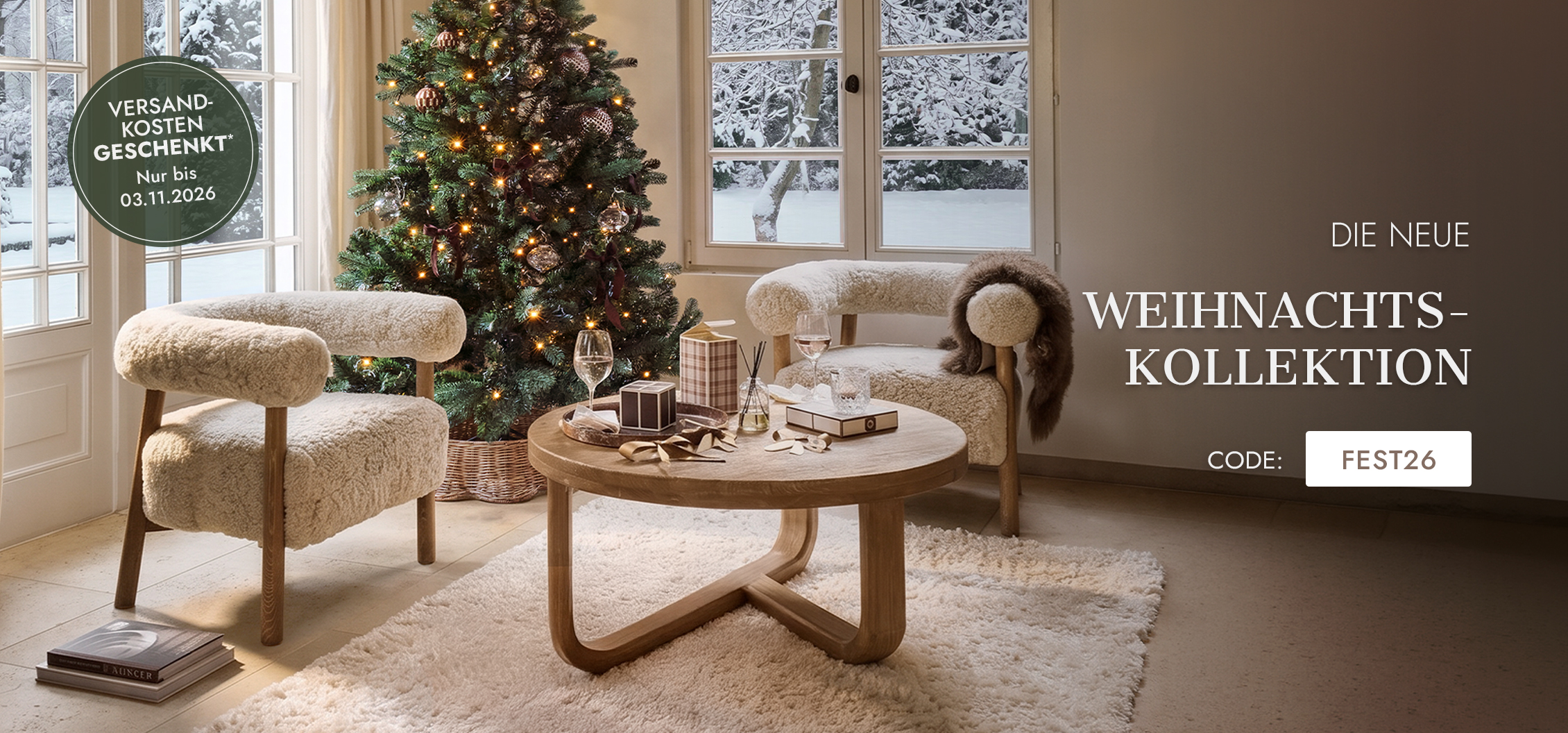 Gemütliches Wohnzimmer mit Weihnachtsbaum und zwei cremefarbenen Sesseln aus weichem Material auf Holzbeinen