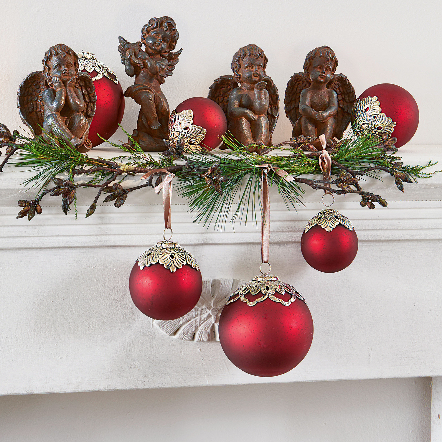 Weihnachtsschmuck 6er Set Valyn Weihnachtsdekoration mit roten Kugeln und braunen Engeln auf weißem Kaminsims