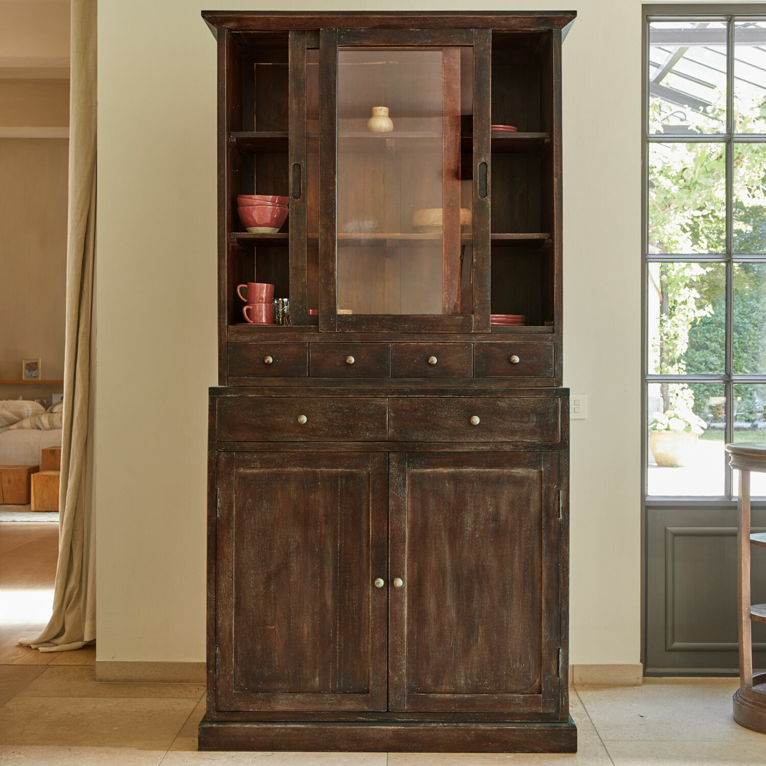 Rustikaler Holzschrank in Dunkelbraun mit Glastüren und Schubladen für Wohnzimmer oder Esszimmer