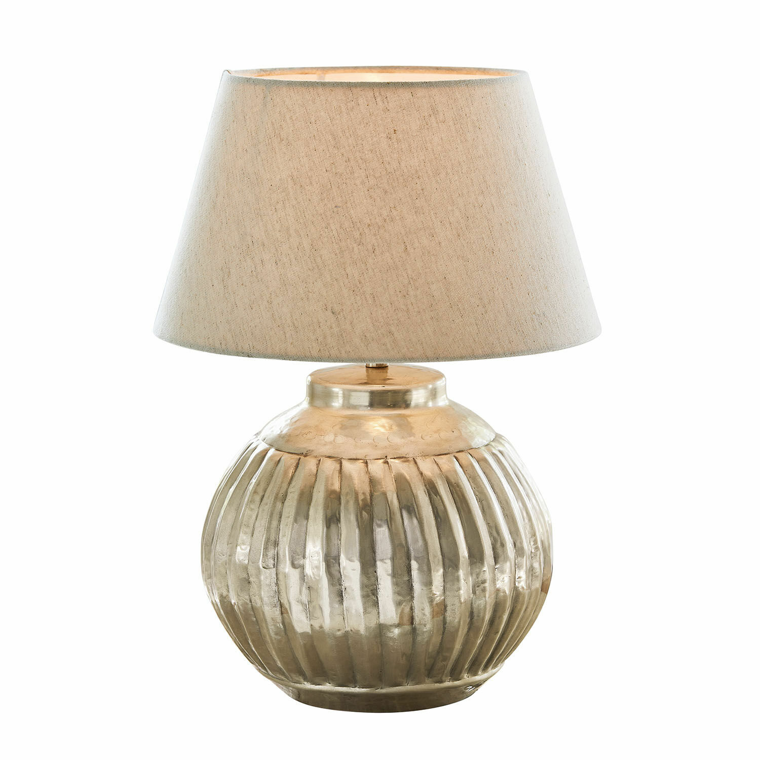 Tischlampe Lillemor Tischlampe mit geriffelter goldfarbener Metallbasis und beigem Lampenschirm für Wohnraum