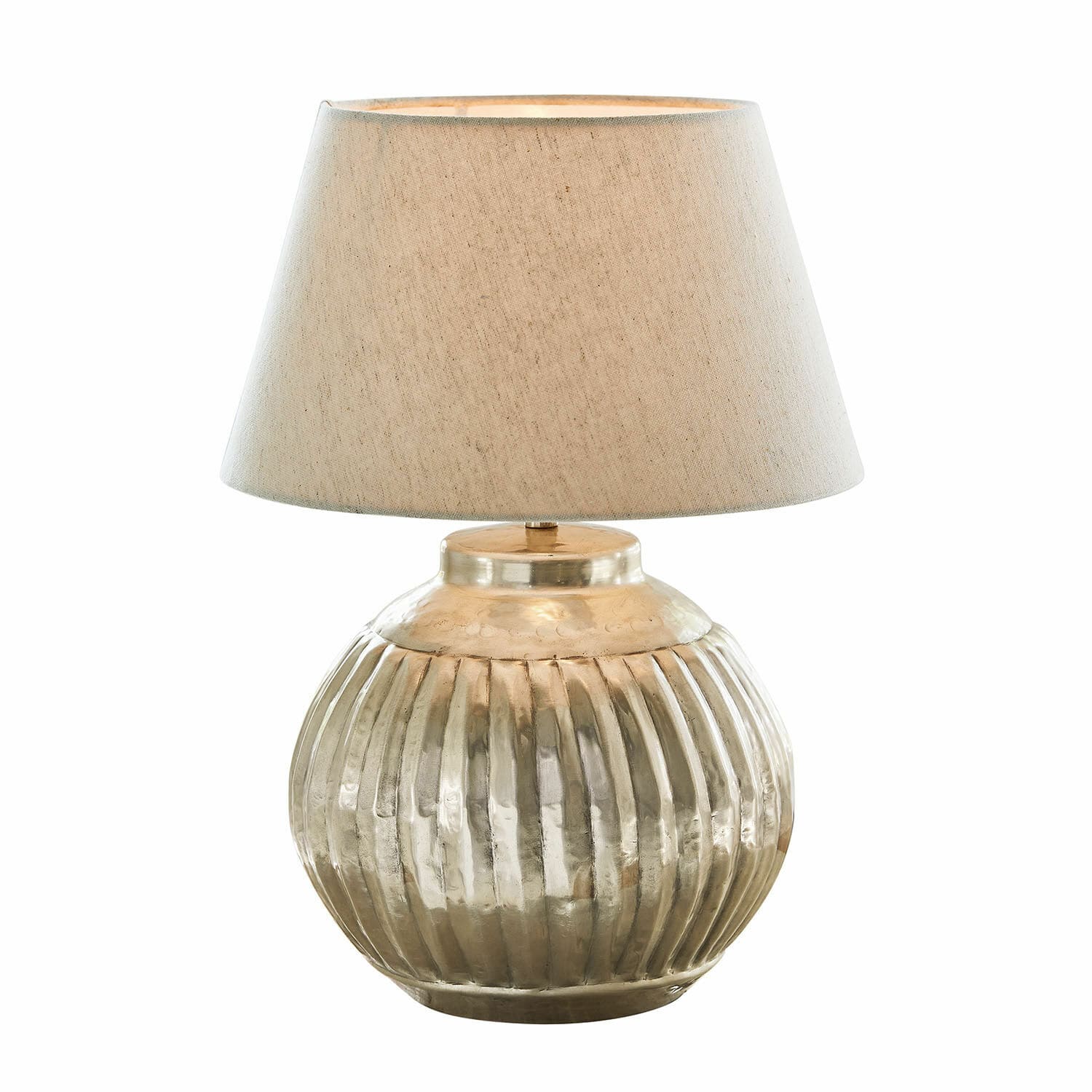 Tischlampe Lillemor Tischlampe mit geriffelter goldfarbener Metallbasis und beigem Lampenschirm für Wohnraum
