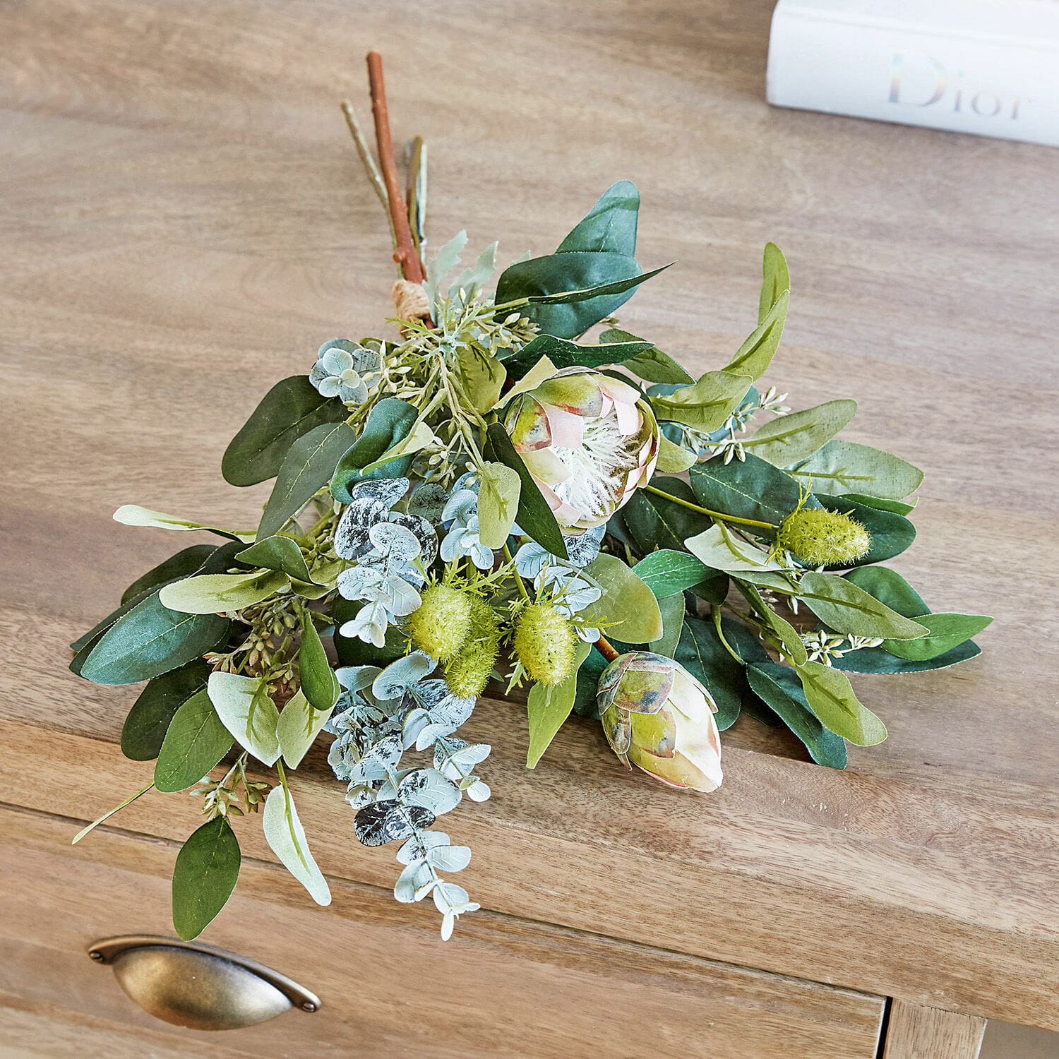 Deko-Blumenstrauß Chatou Kunstblumenstrauß mit grünen Blättern auf Holzoberfläche als Wohnaccessoire