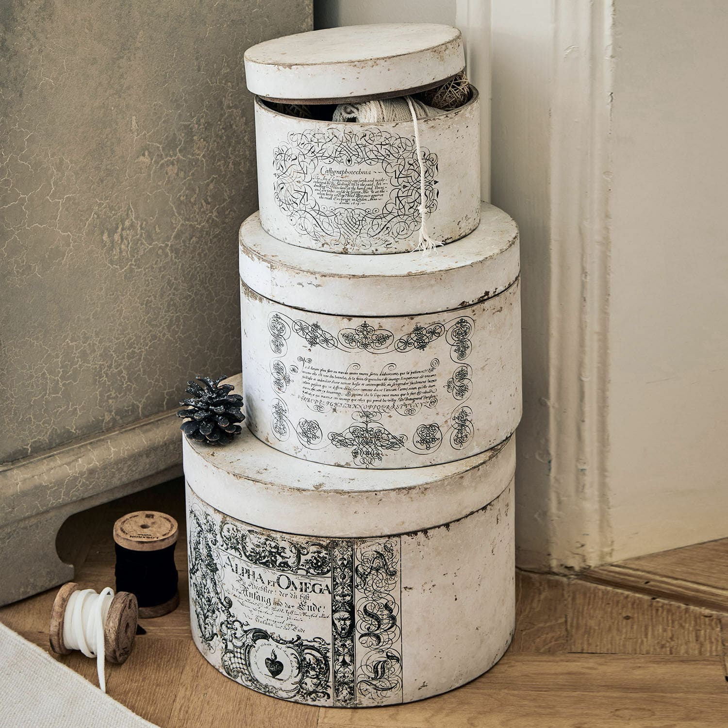Box 3er Set Willma Drei runde weiße Vintage-Dekorationsboxen mit schwarzen Ornamenten im Shabby-Chic-Stil