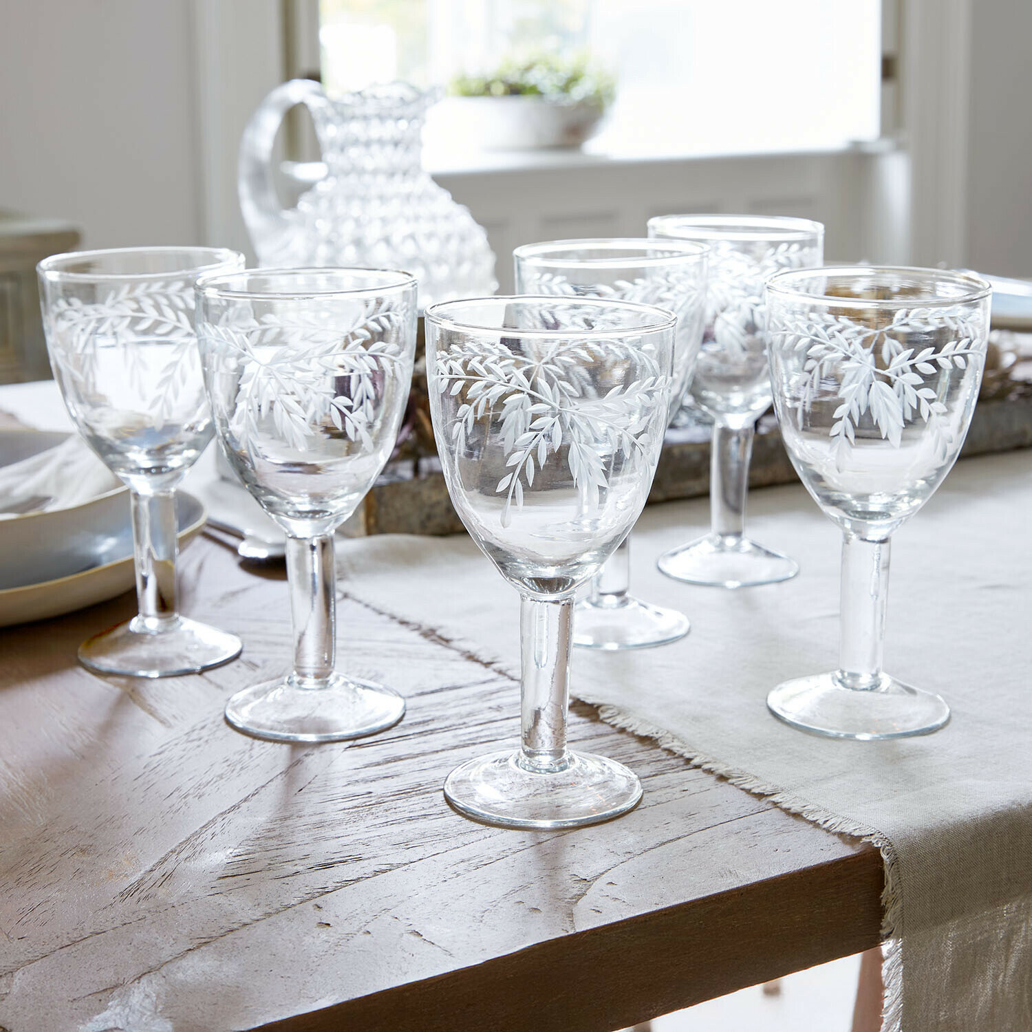 Glas 6er Set Florineau Sechsteiliges Set aus klarem Glas mit weißem Blattmuster auf einem Holztisch