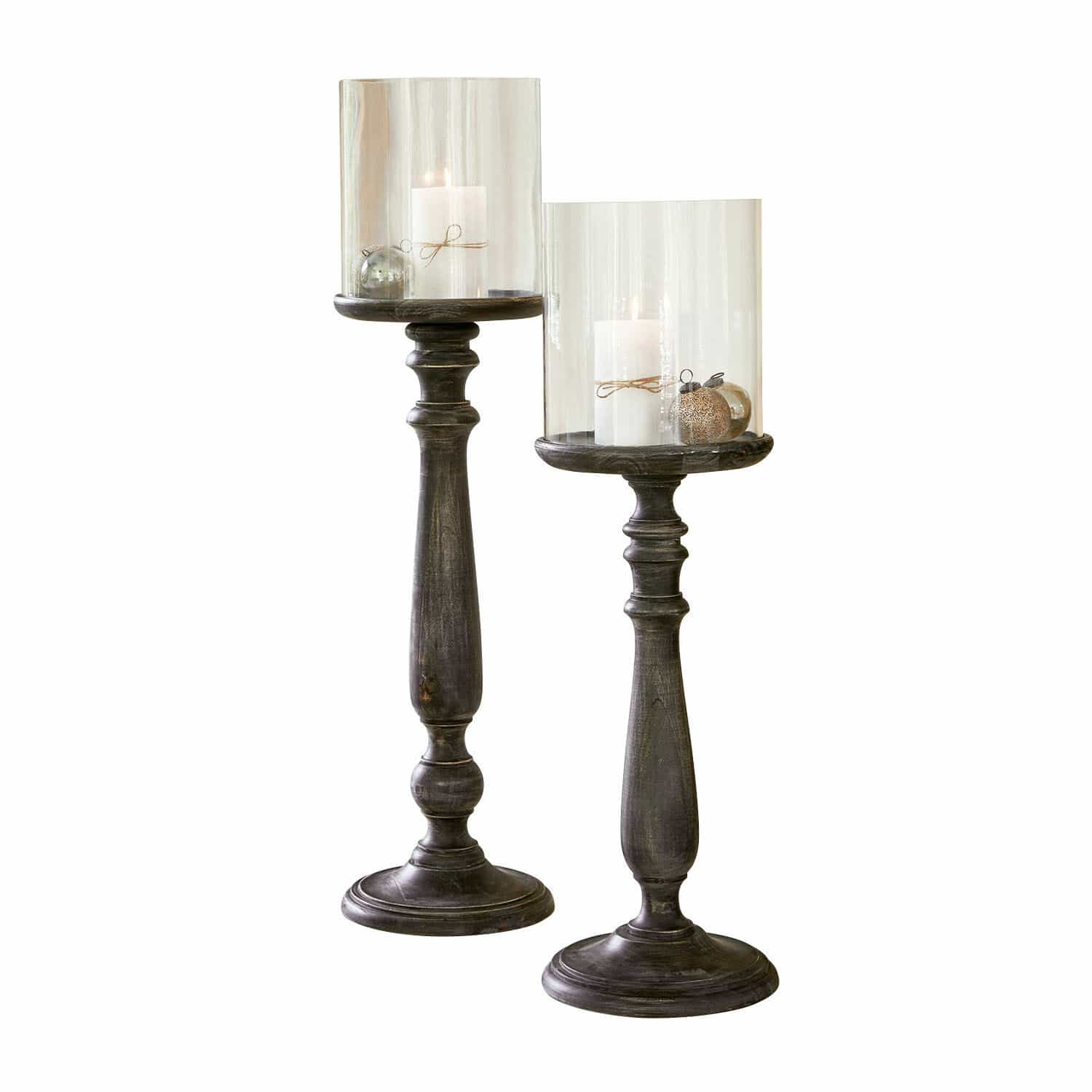 Kerzenständer 2er Set Reville Zwei hohe Kerzenhalter aus dunklem Holz mit transparenten Glasaufsätzen und weißen Kerzen