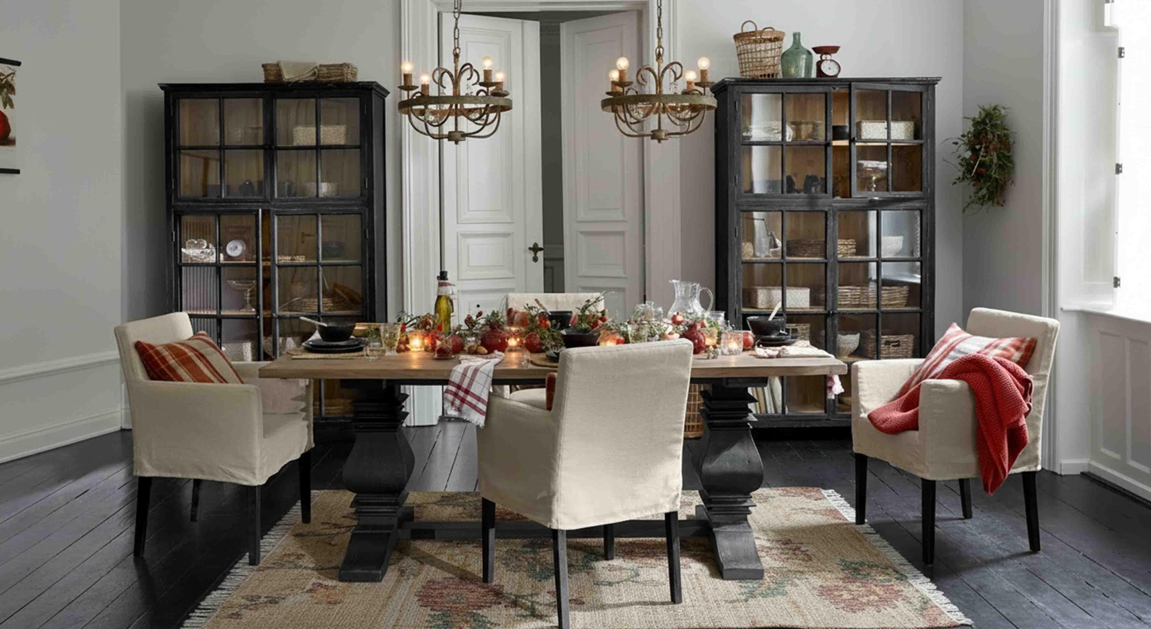Esszimmer mit Holztisch und cremefarbenen Stühlen, rustikale Dekoration und Kronleuchter