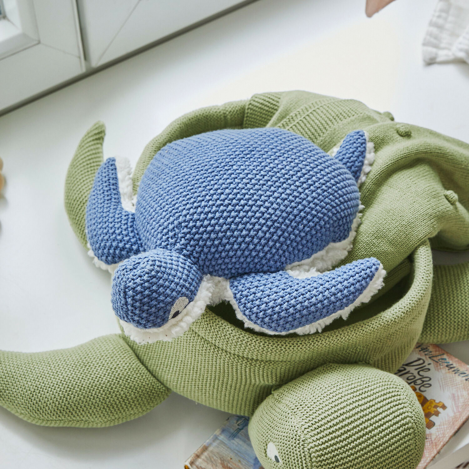Weiches gestricktes Schildkröten-Spielzeug aus grünem und blauem Baumwollgarn, ideal für Kinderzimmer