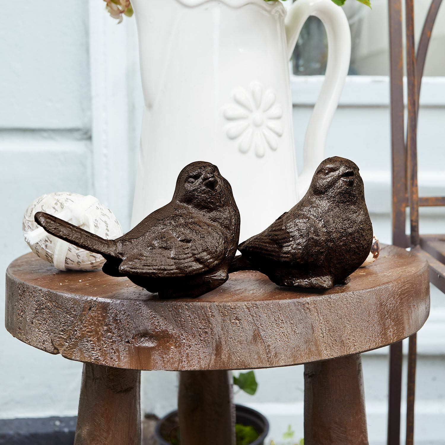 Deko-Vogel 2er Set Birdy Dekorative Vögel aus dunklem Gusseisen auf einem Holztisch für Innen- und Gartendekor