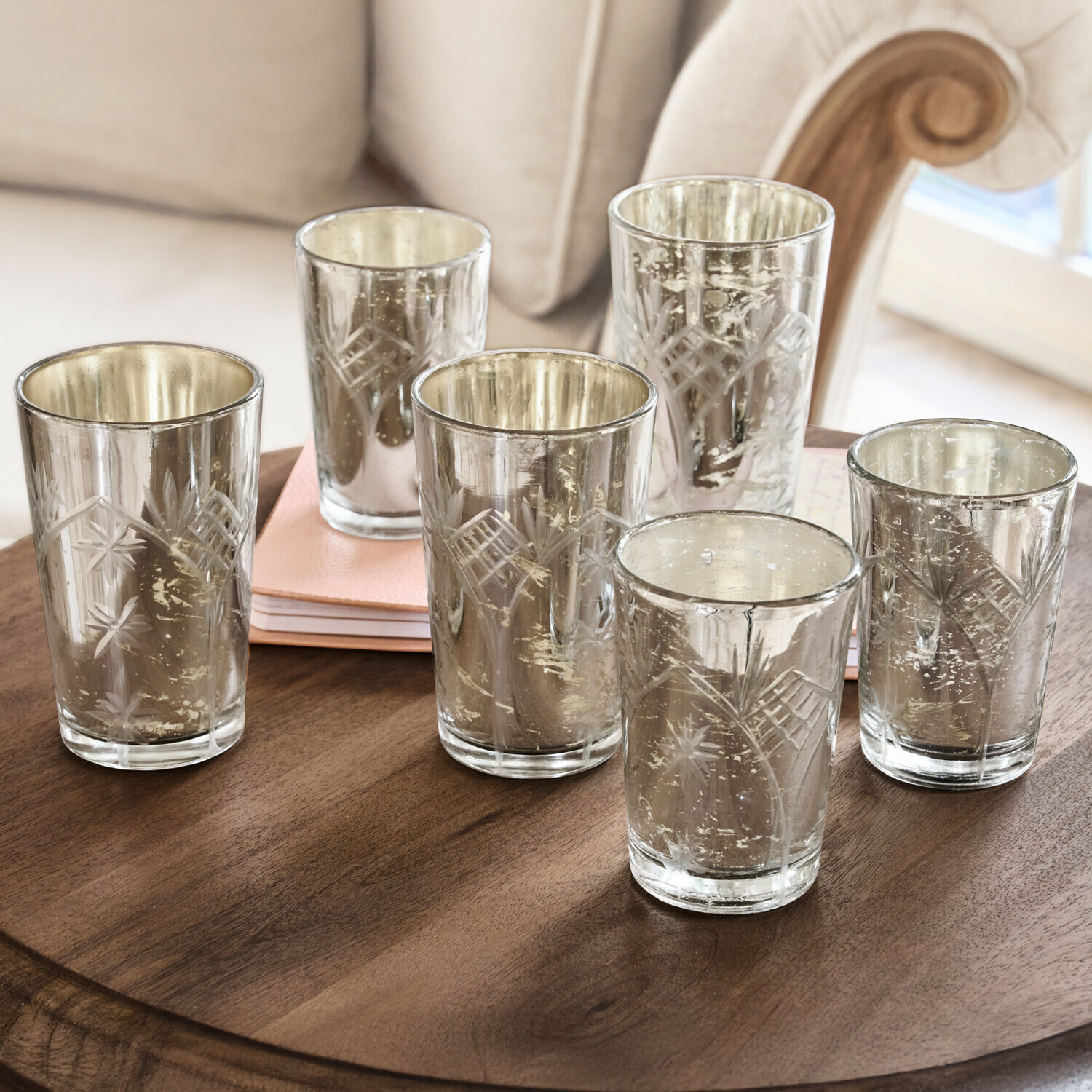 Windlichter 6er Set Latona Set aus sechs gravierten Glas-Teelichthaltern mit silberner Innenbeschichtung auf Holztisch