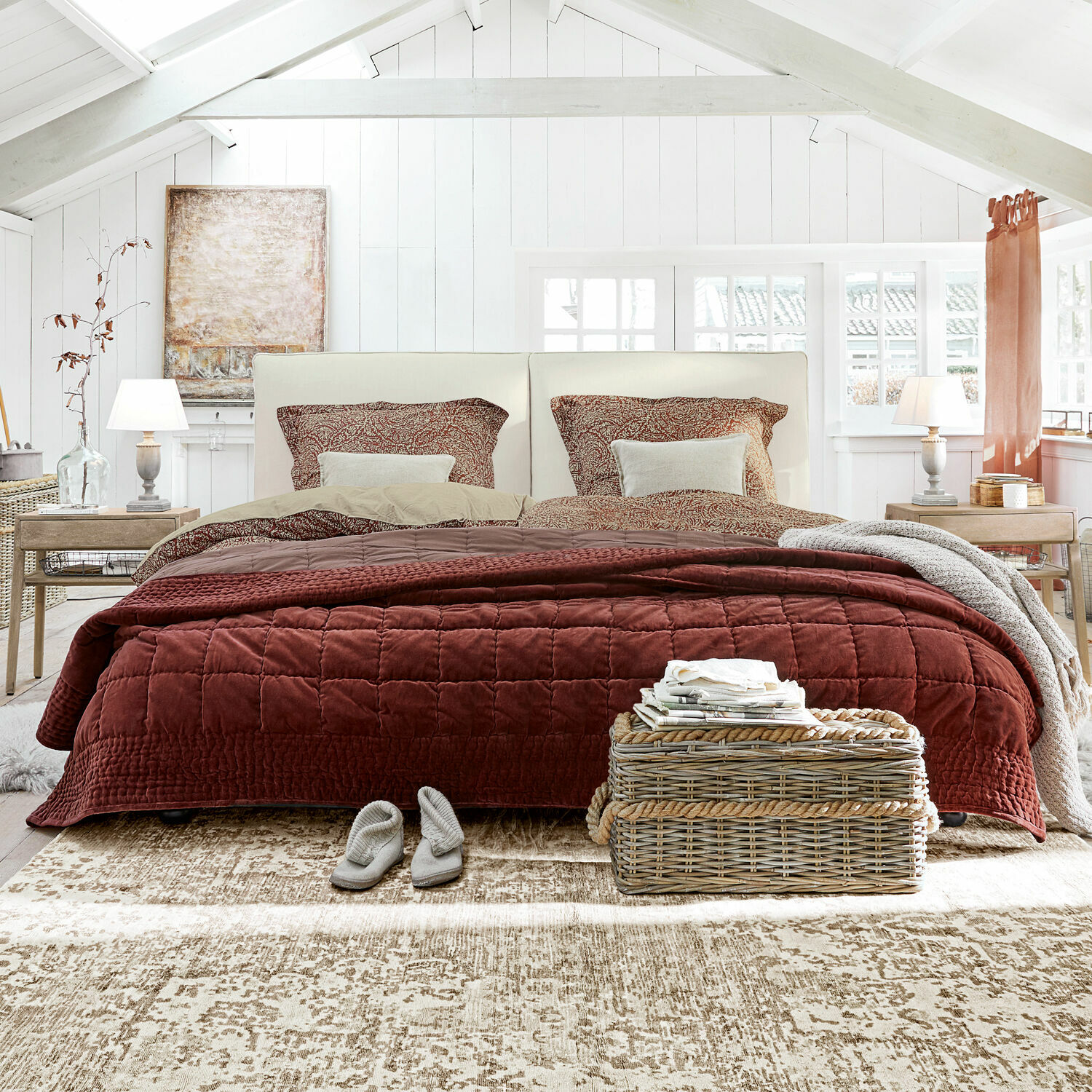 Quilt Arasta Gemütliches Schlafzimmer mit cremefarbenem Stoffbett und weicher bordeauxroter Steppdecke