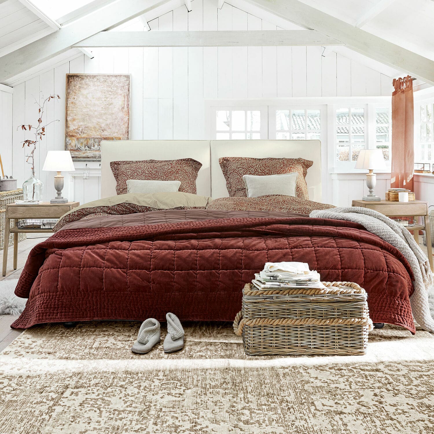 Quilt Arasta Gemütliches Schlafzimmer mit cremefarbenem Stoffbett und weicher bordeauxroter Steppdecke